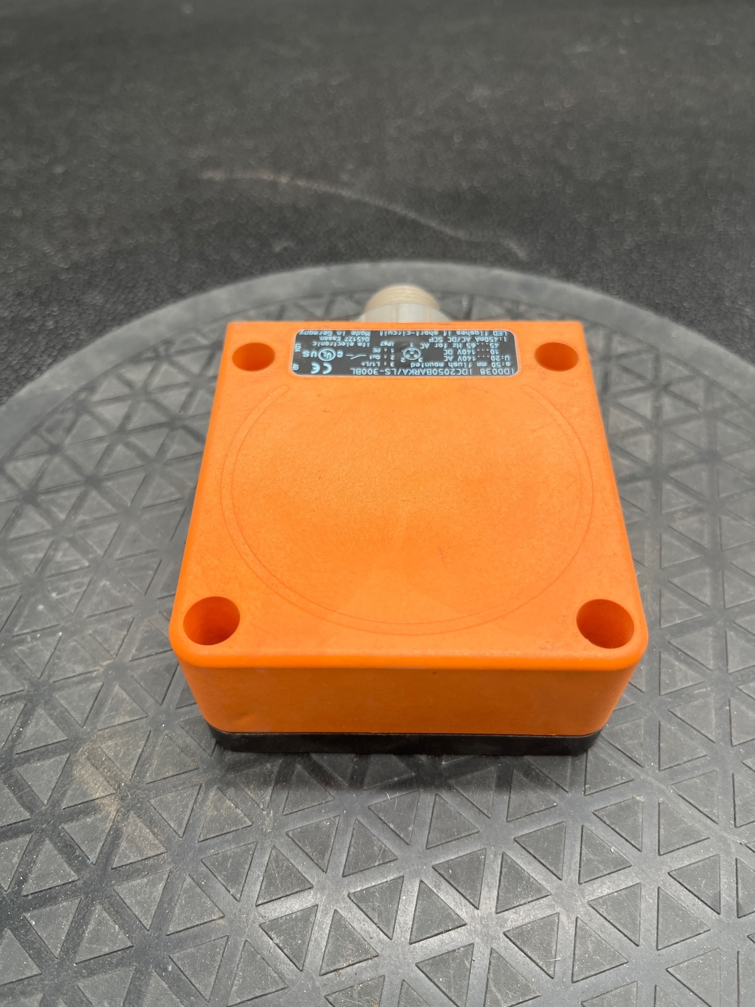 IFM ID0038 IDC2050BARKA/LS-300BL Inductive Proximity Sensor USED 2