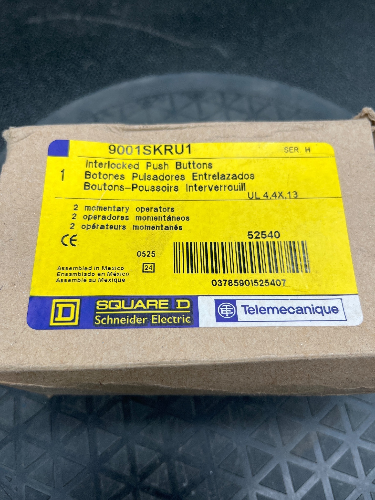 SQUARE D 9001SKRU1 30mm Pushbutton Operator 600V 10A NEW 4
