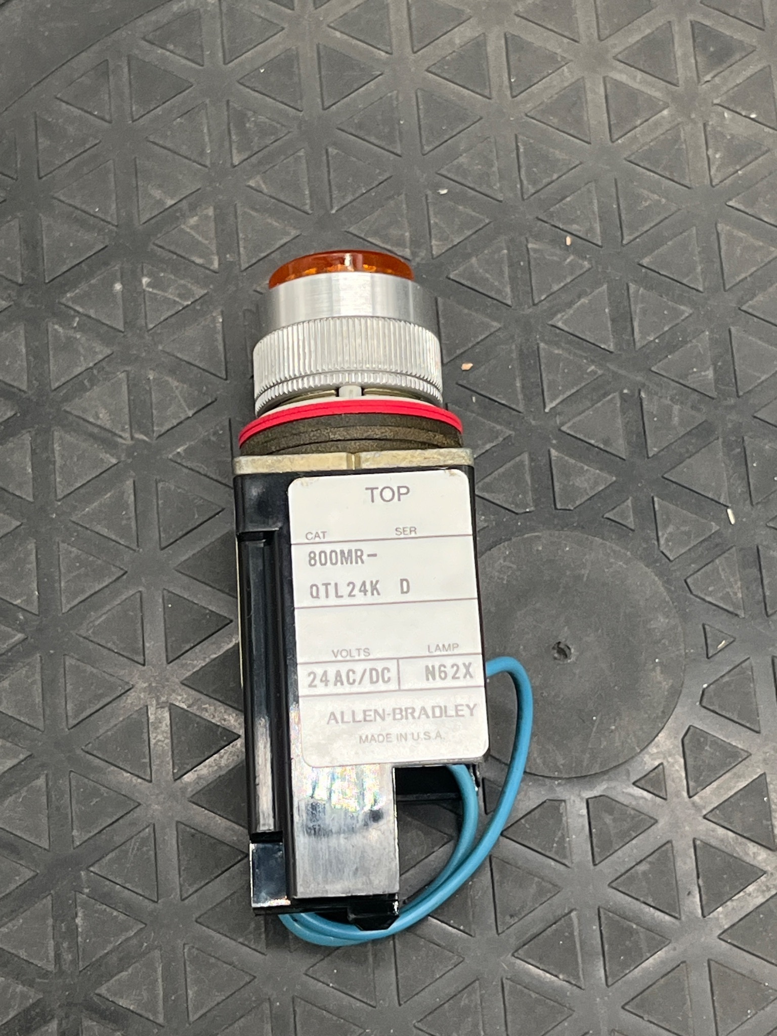 ALLEN BRADLEY 800MR-QTL24AK Amber LED Pilot Light NEW 5