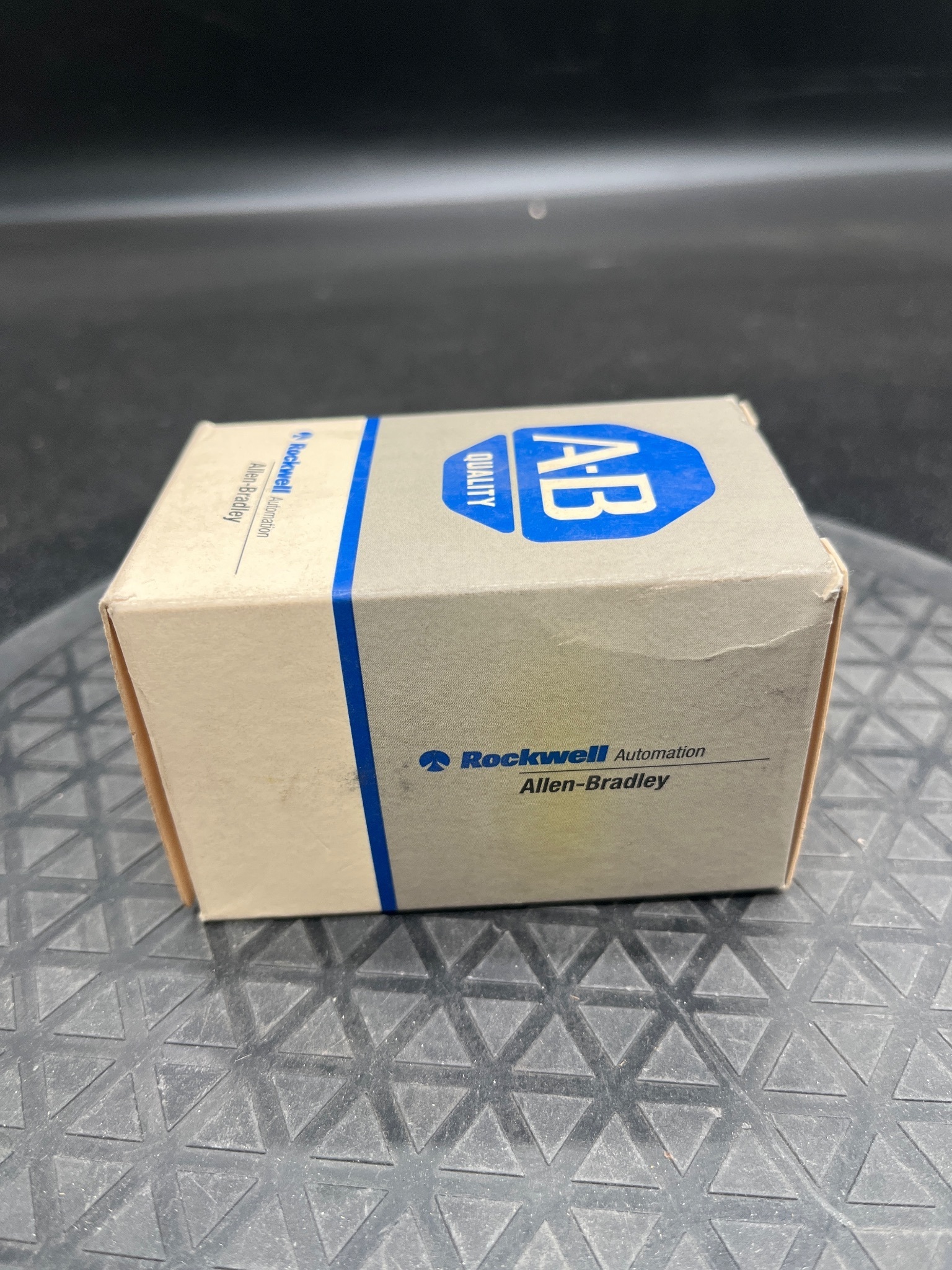ALLEN BRADLEY 800T-D1A Pushbutton NEW 1