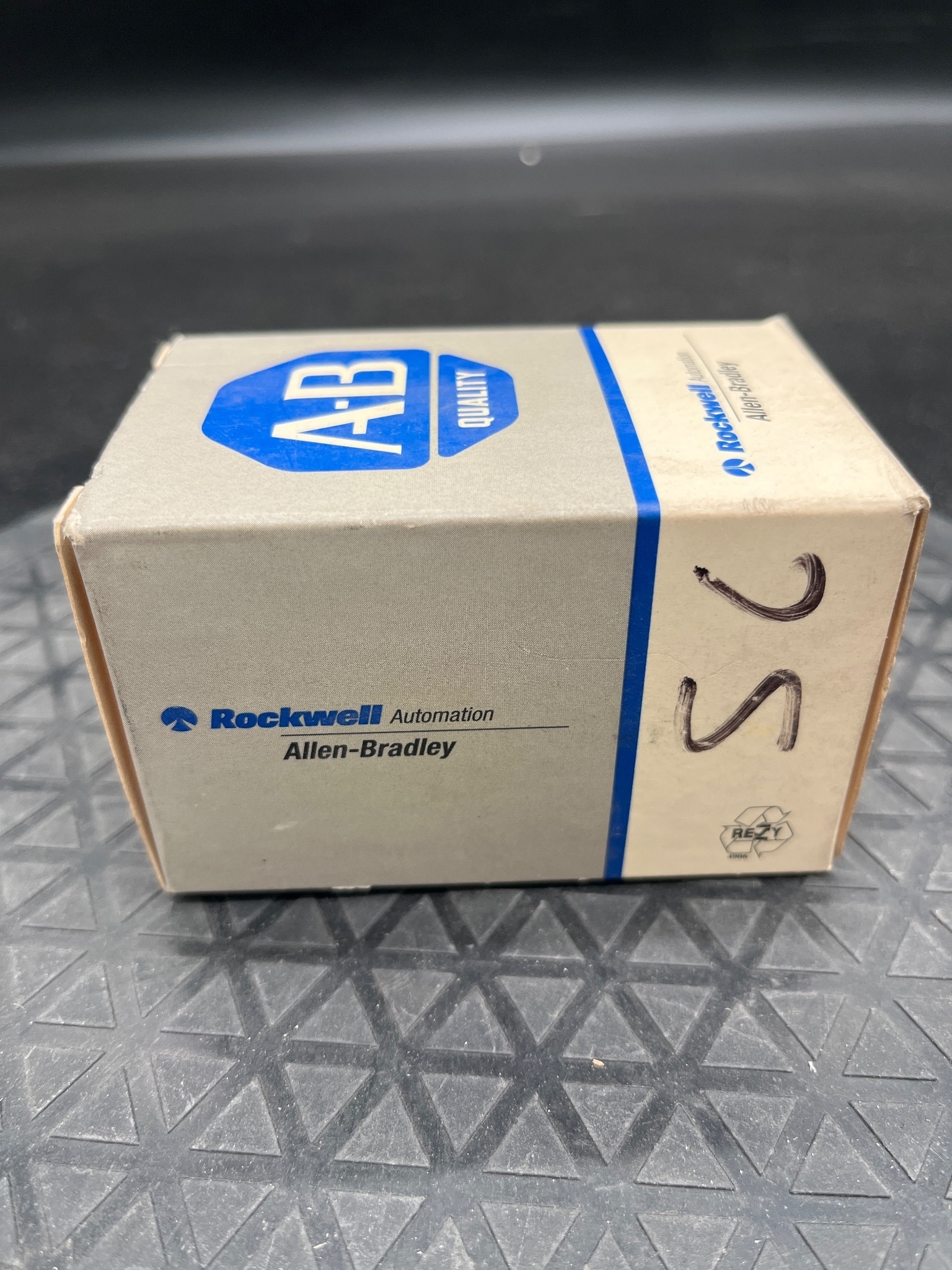 ALLEN BRADLEY 800T-D1A Pushbutton NEW 3