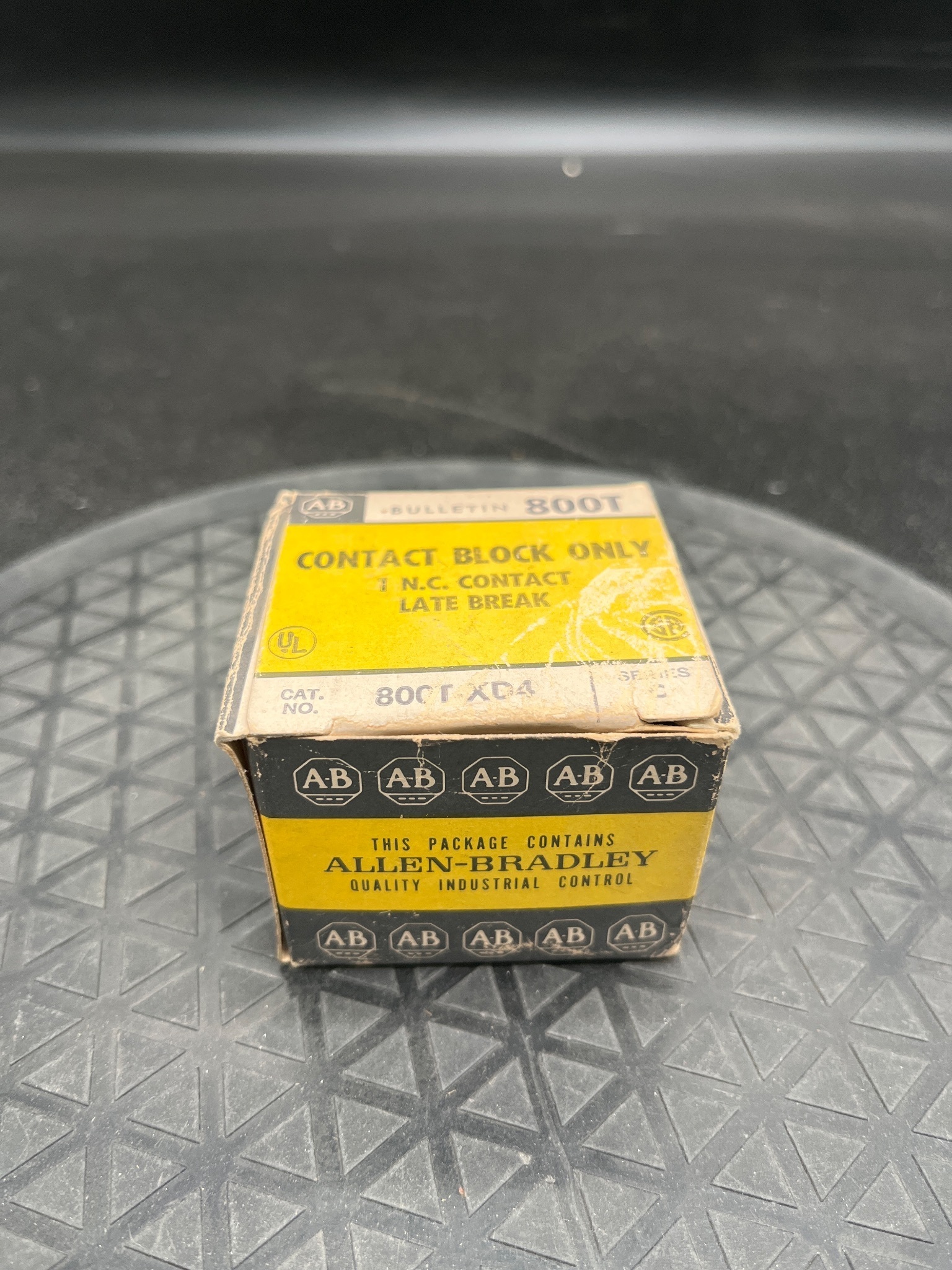 ALLEN BRADLEY 800T-B Pushbutton with 800T-XD4 Contact Block NEW 0