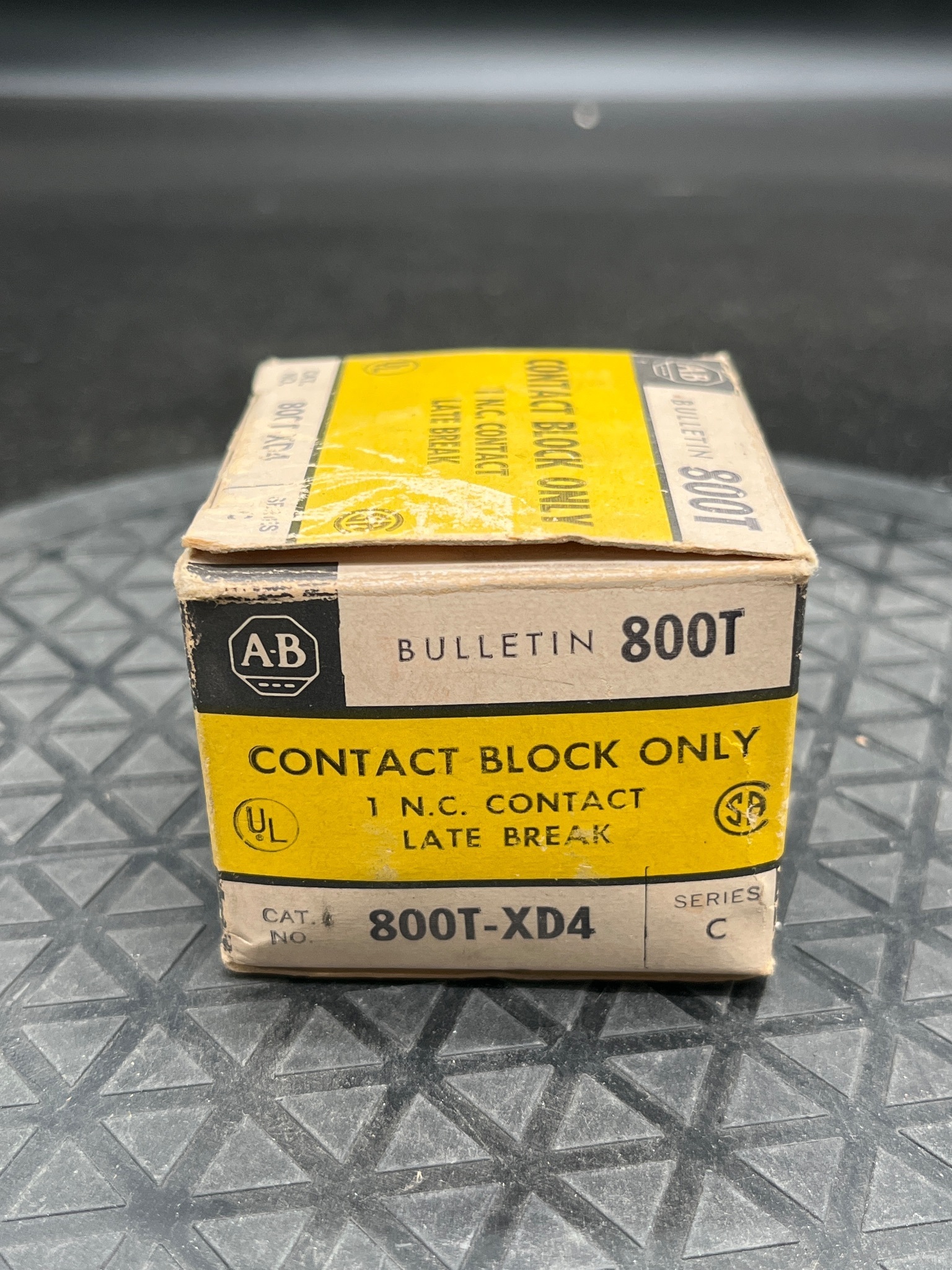 ALLEN BRADLEY 800T-B Pushbutton with 800T-XD4 Contact Block NEW 1