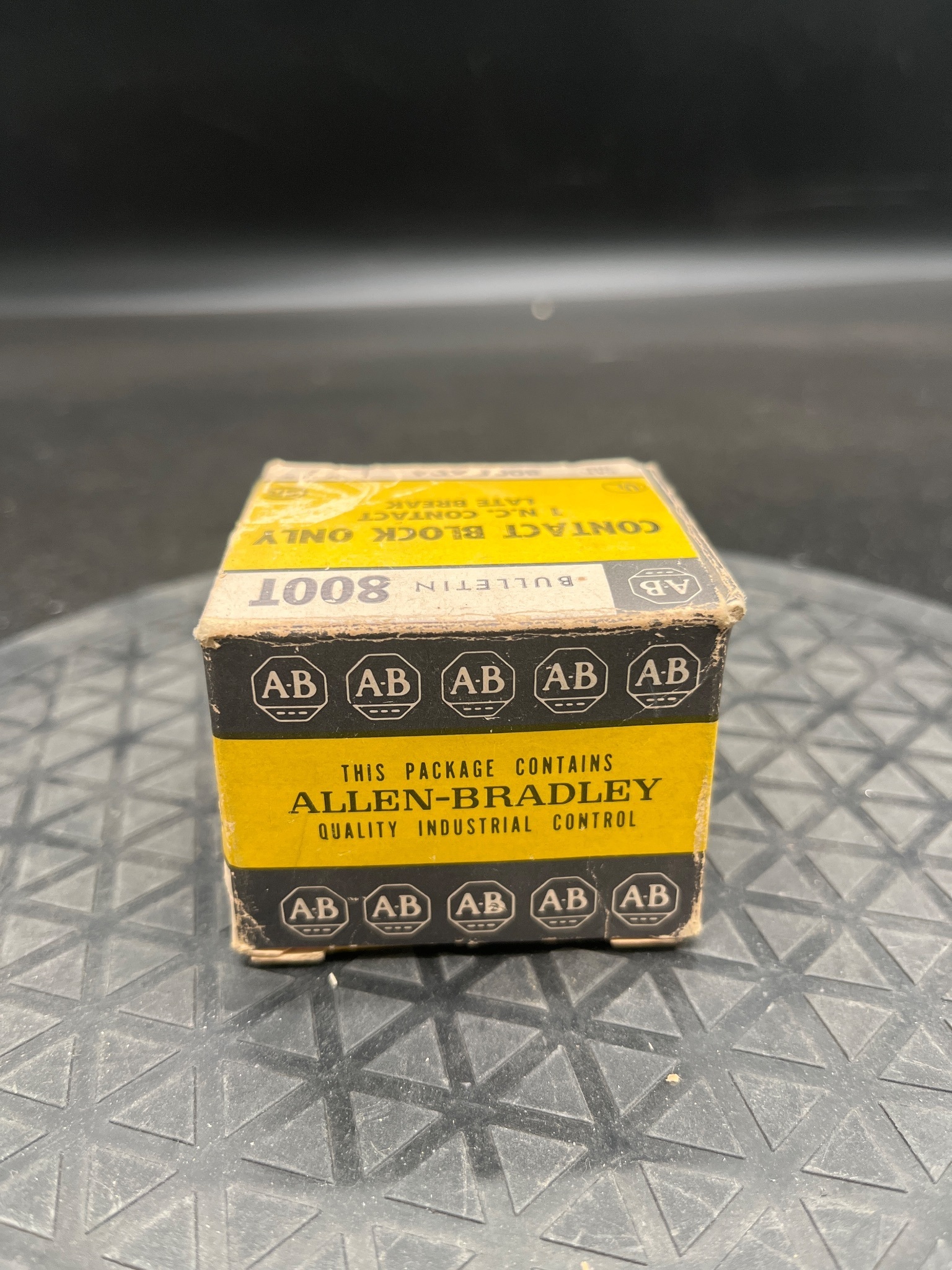 ALLEN BRADLEY 800T-B Pushbutton with 800T-XD4 Contact Block NEW 2