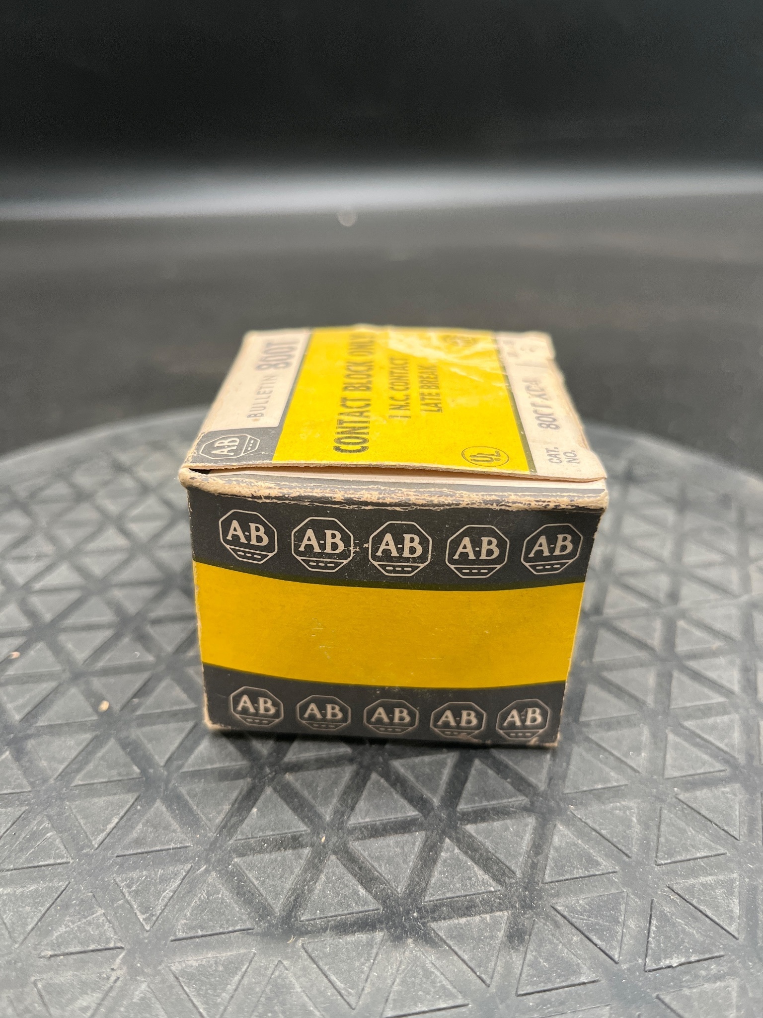 ALLEN BRADLEY 800T-B Pushbutton with 800T-XD4 Contact Block NEW 3