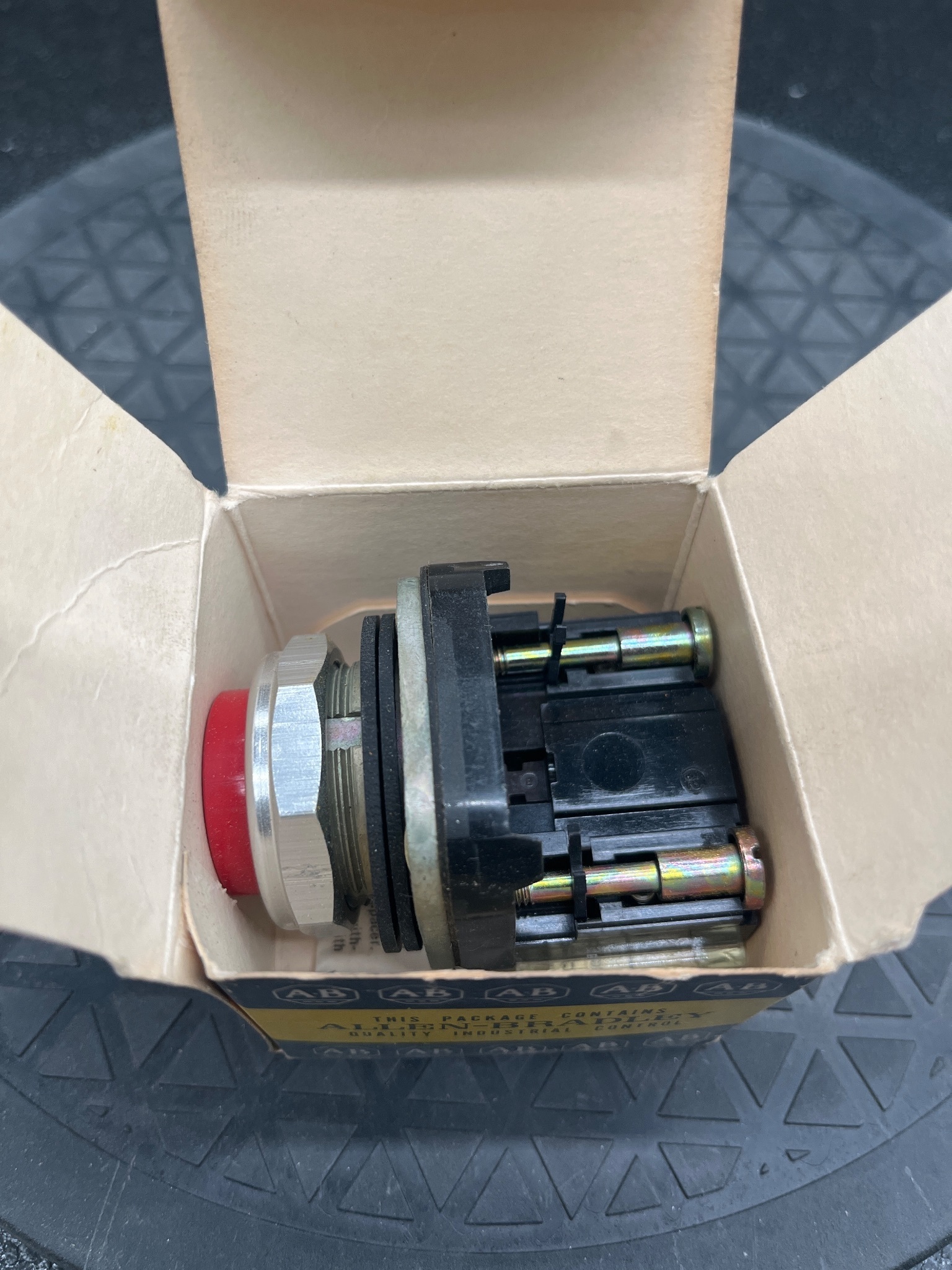 ALLEN BRADLEY 800T-B Pushbutton with 800T-XD4 Contact Block NEW 4