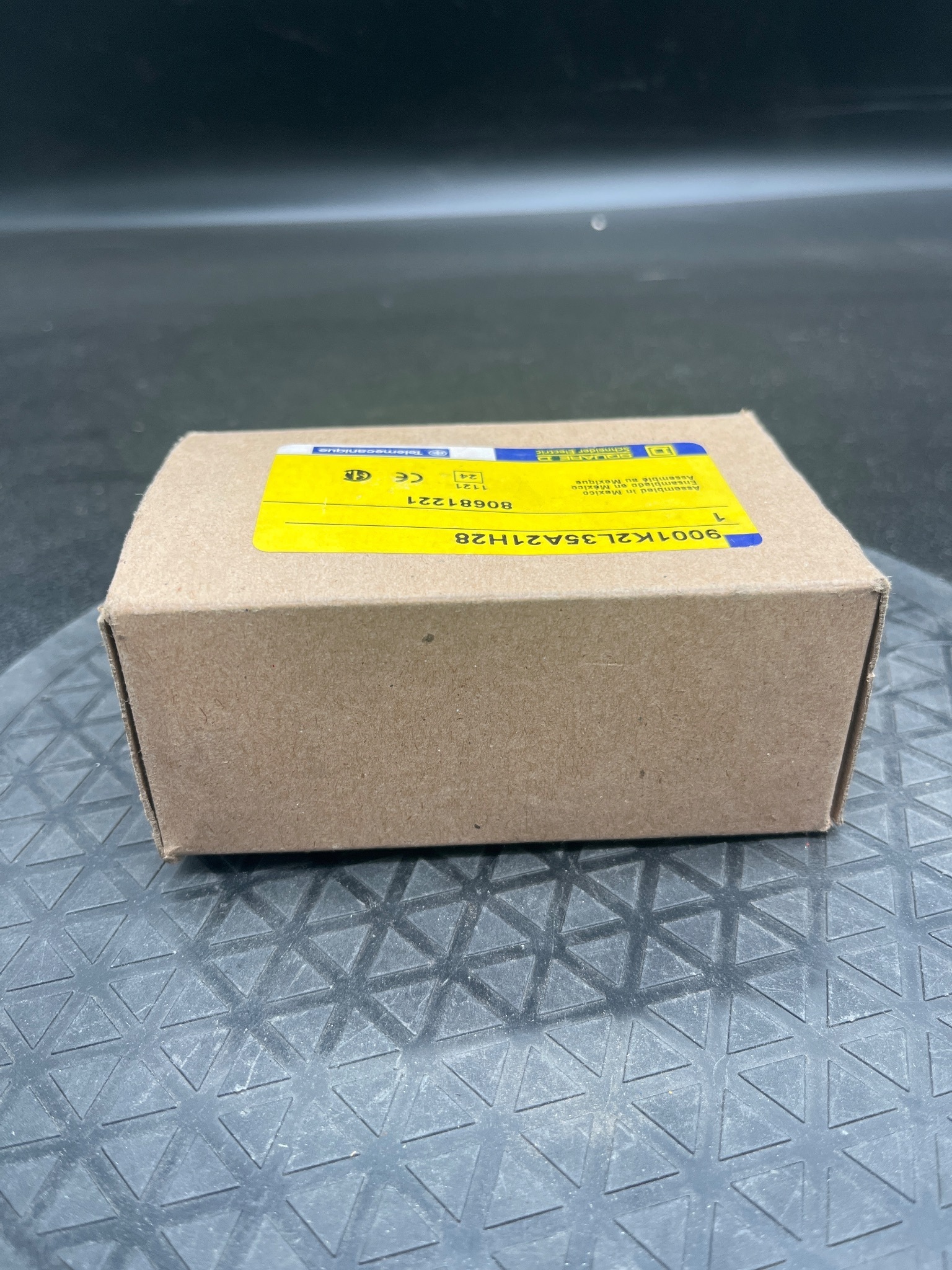 SQUARE D 9001K2L35A21H28 Illuminated Amber Pushbutton NEW 2
