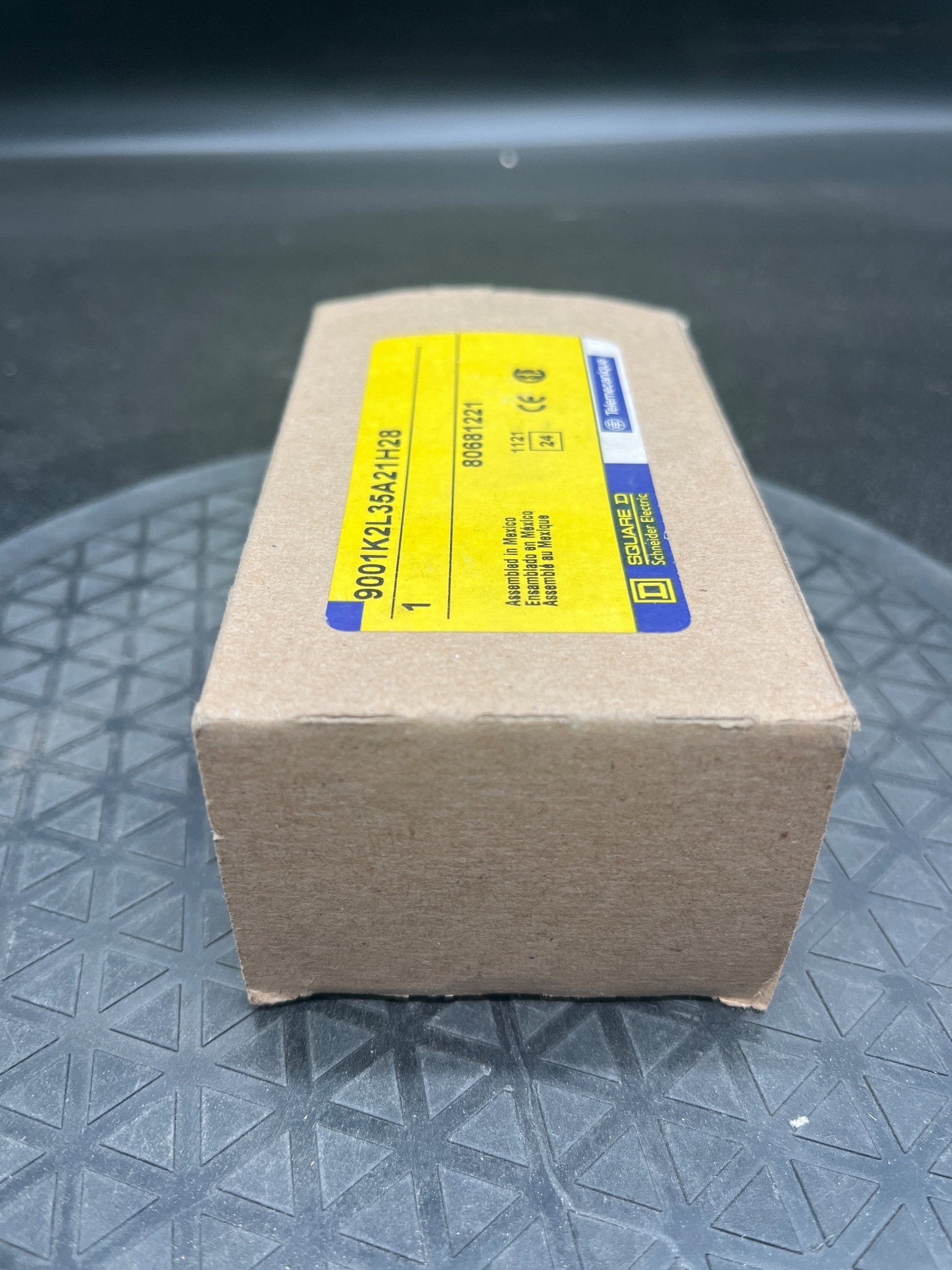 SQUARE D 9001K2L35A21H28 Illuminated Amber Pushbutton NEW 3
