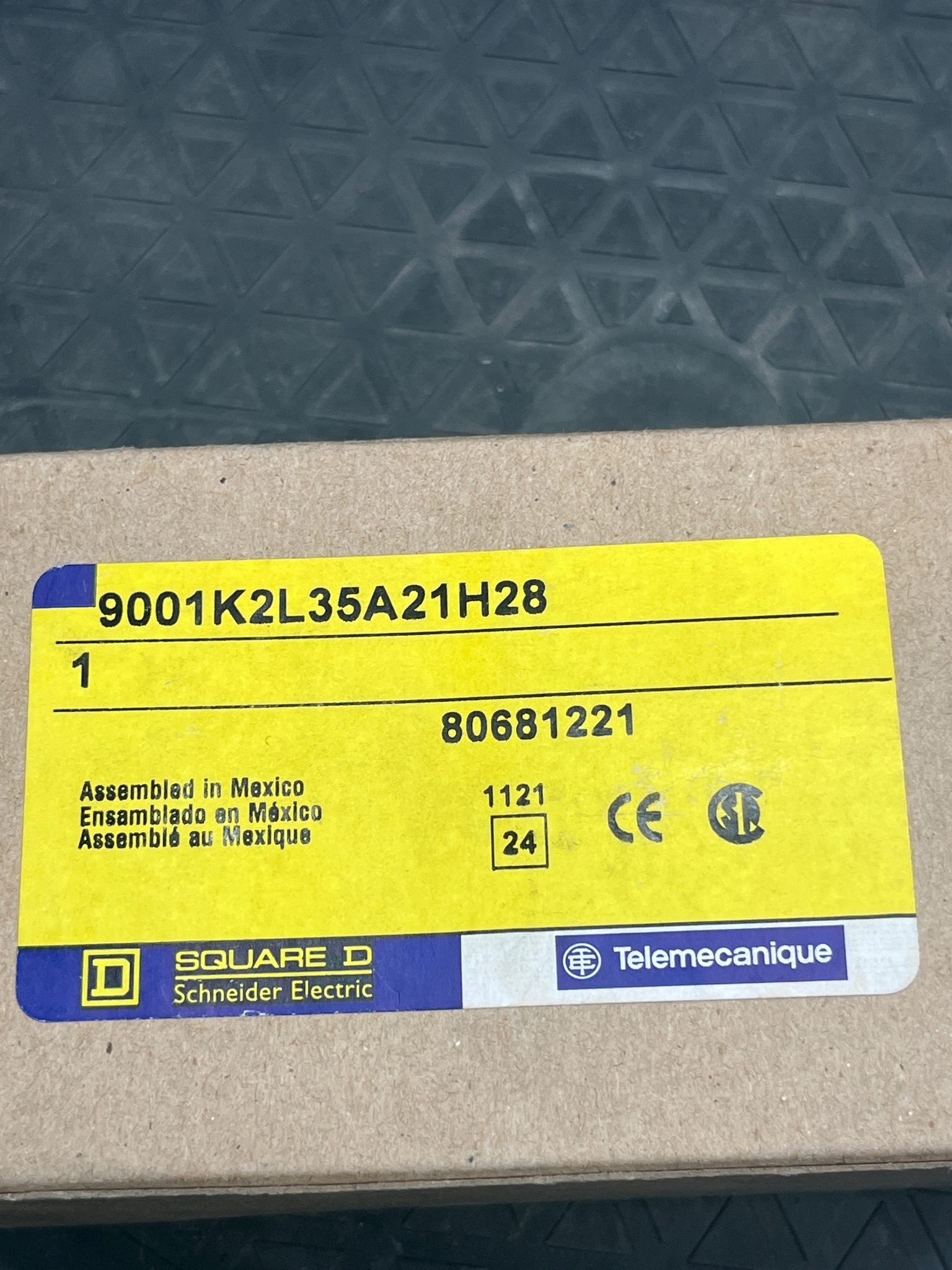 SQUARE D 9001K2L35A21H28 Illuminated Amber Pushbutton NEW 4