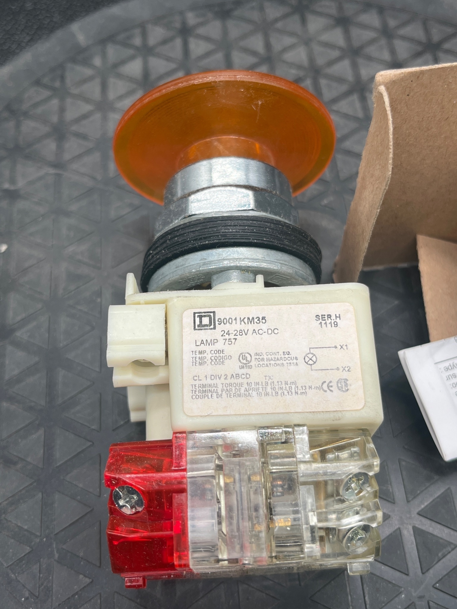 SQUARE D 9001K2L35A21H28 Illuminated Amber Pushbutton NEW 5
