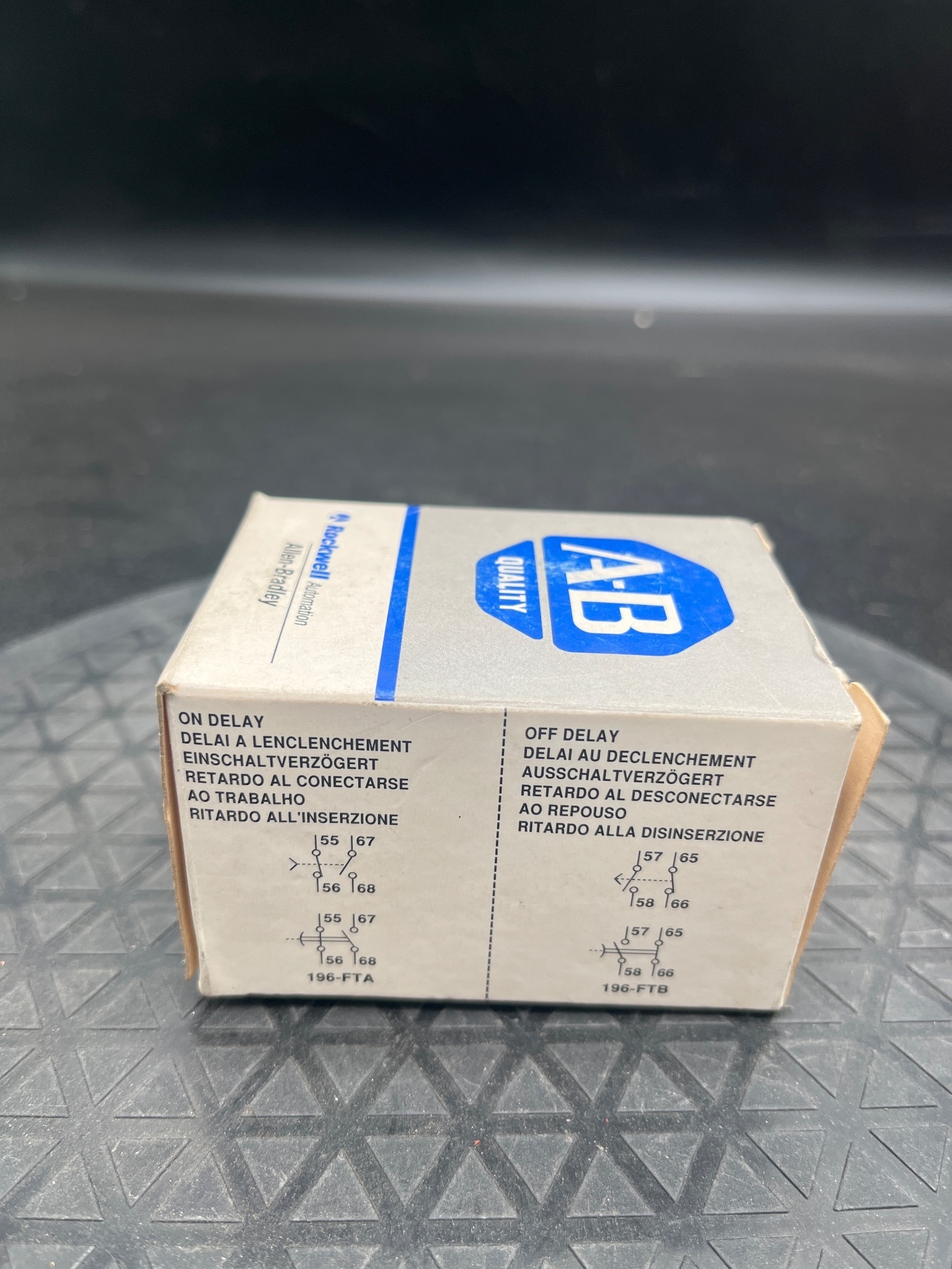 ALLEN BRADLEY 196-FTA Pneumatic Timer NEW 2