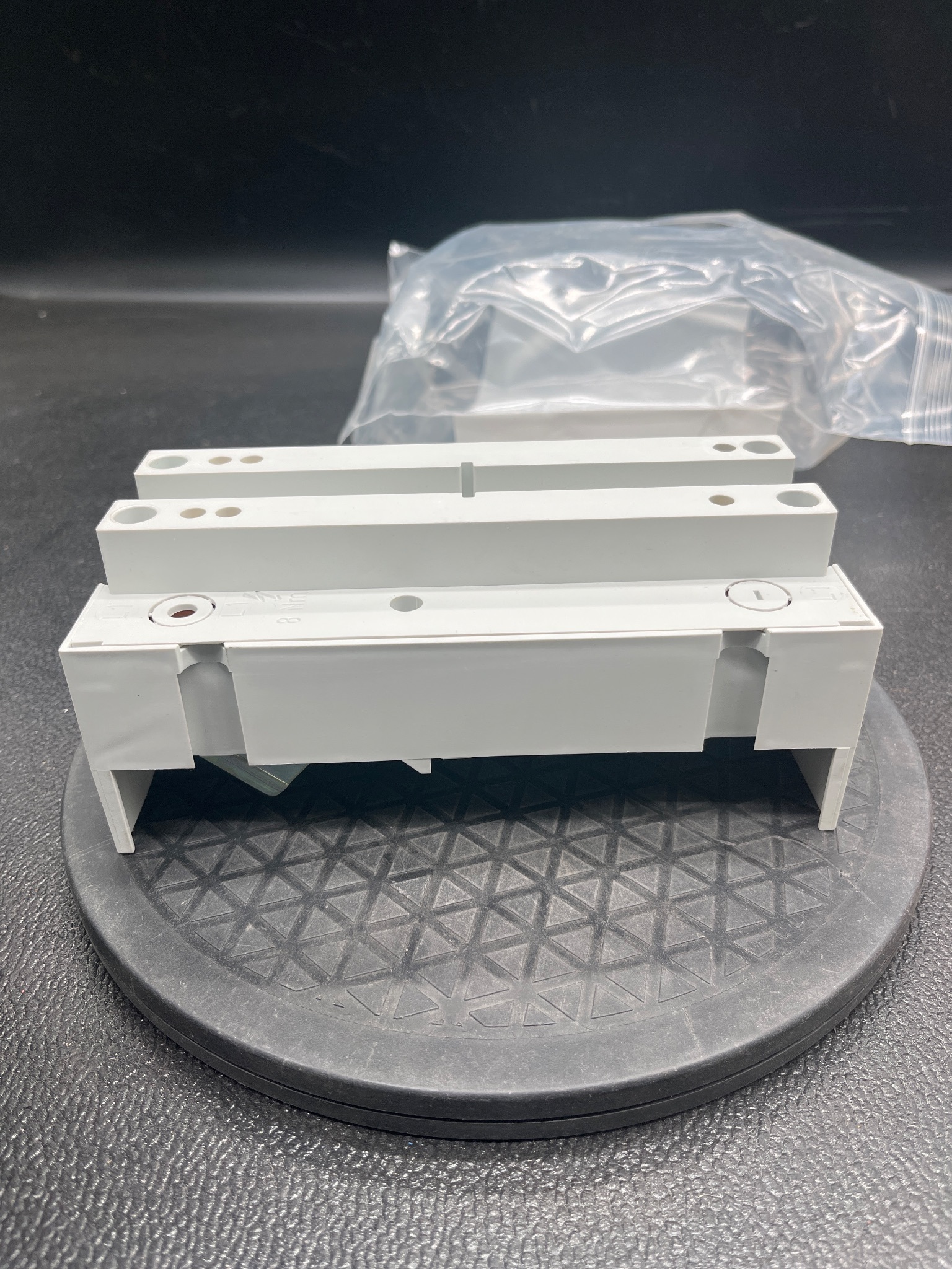 SIEMENS 8US1213-4AQ03 Busbar Support Assembly USED 3