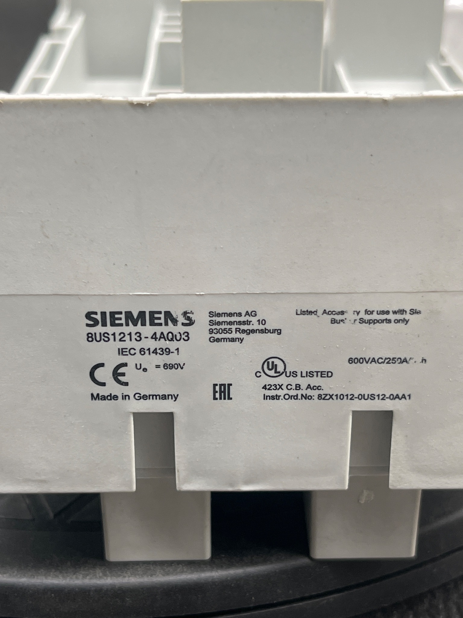 SIEMENS 8US1213-4AQ03 Busbar Support Assembly USED 6