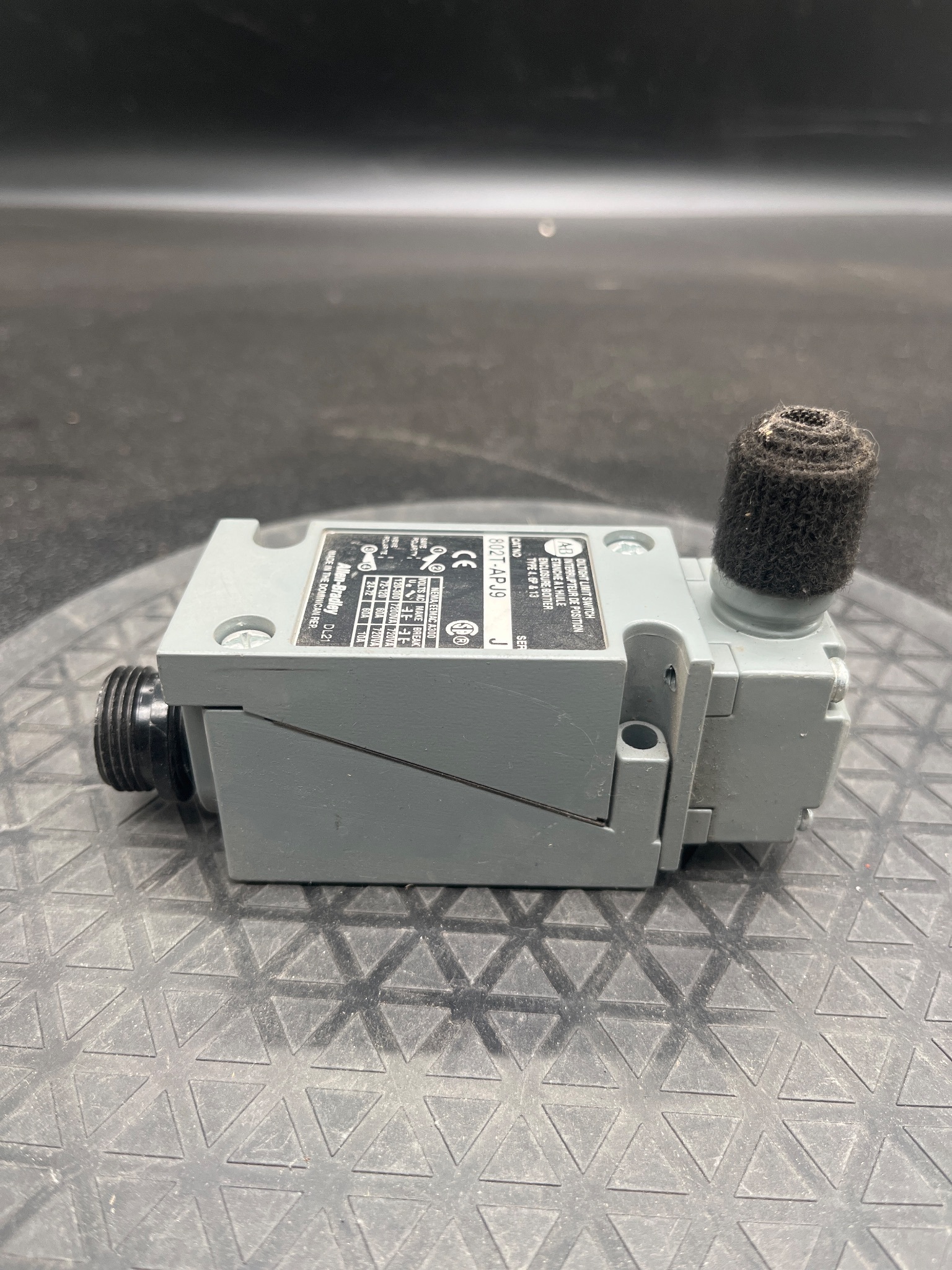 ALLEN BRADLEY 802T-APJ9 Limit Switch USED 1