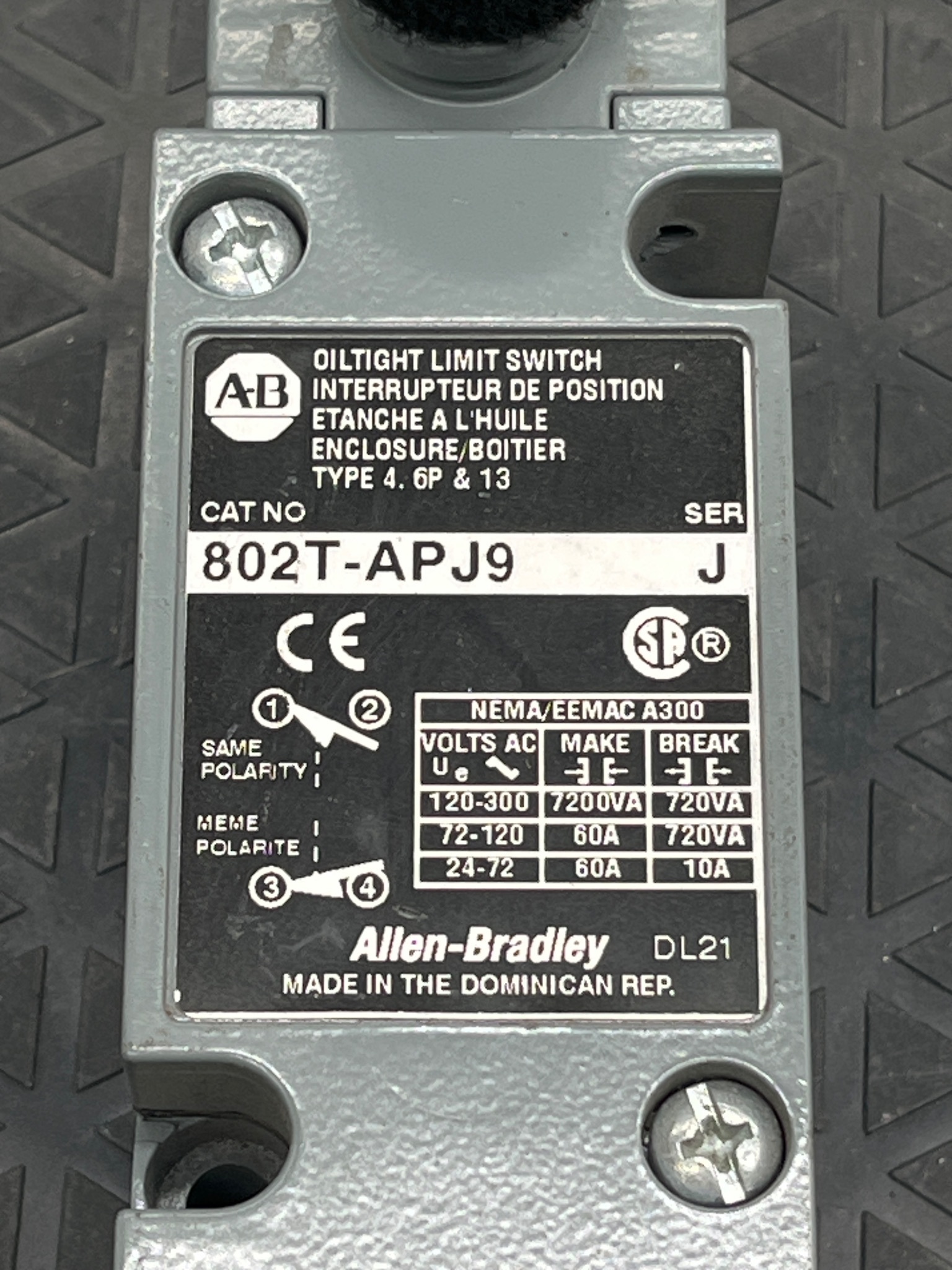 ALLEN BRADLEY 802T-APJ9 Limit Switch USED 4