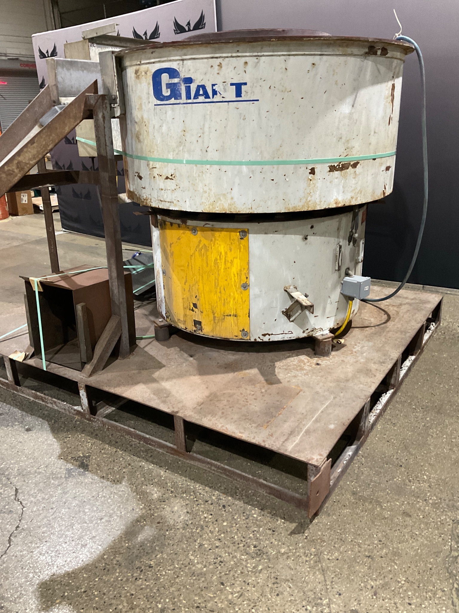 GIANT GP-12 Vibratory Finishing Bowl USED 11
