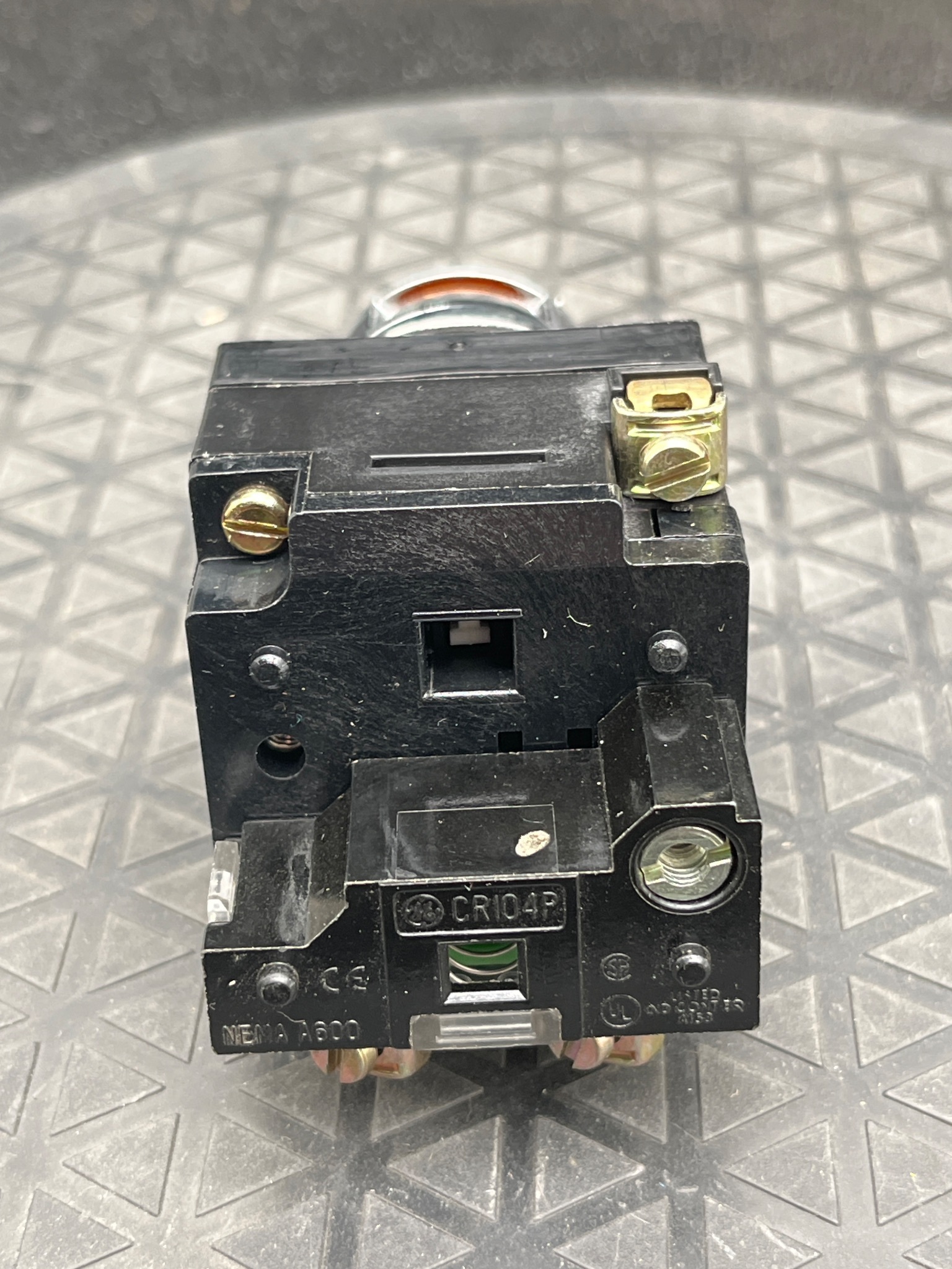 GENERAL ELECTRIC CR104PBT11M3S2 Amber Pushbutton Switch NEW 1