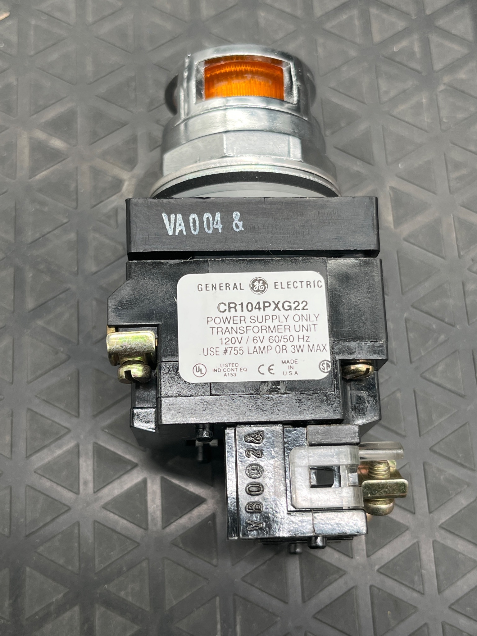 GENERAL ELECTRIC CR104PBT11M3S2 Amber Pushbutton Switch NEW 2