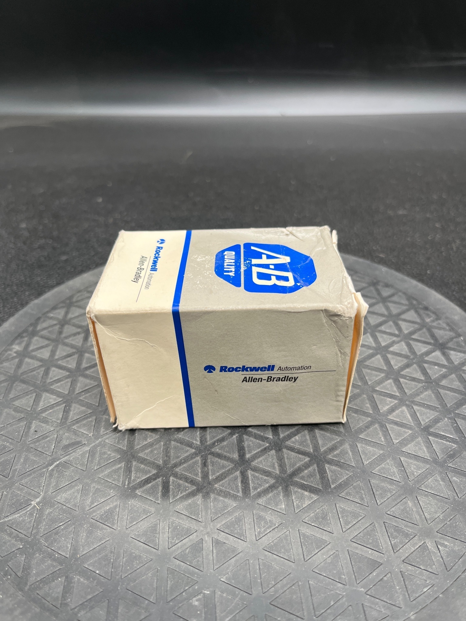 ALLEN BRADLEY 800T-FXP16AA1 Pushbutton 2-Position Push-Pull NEW 1