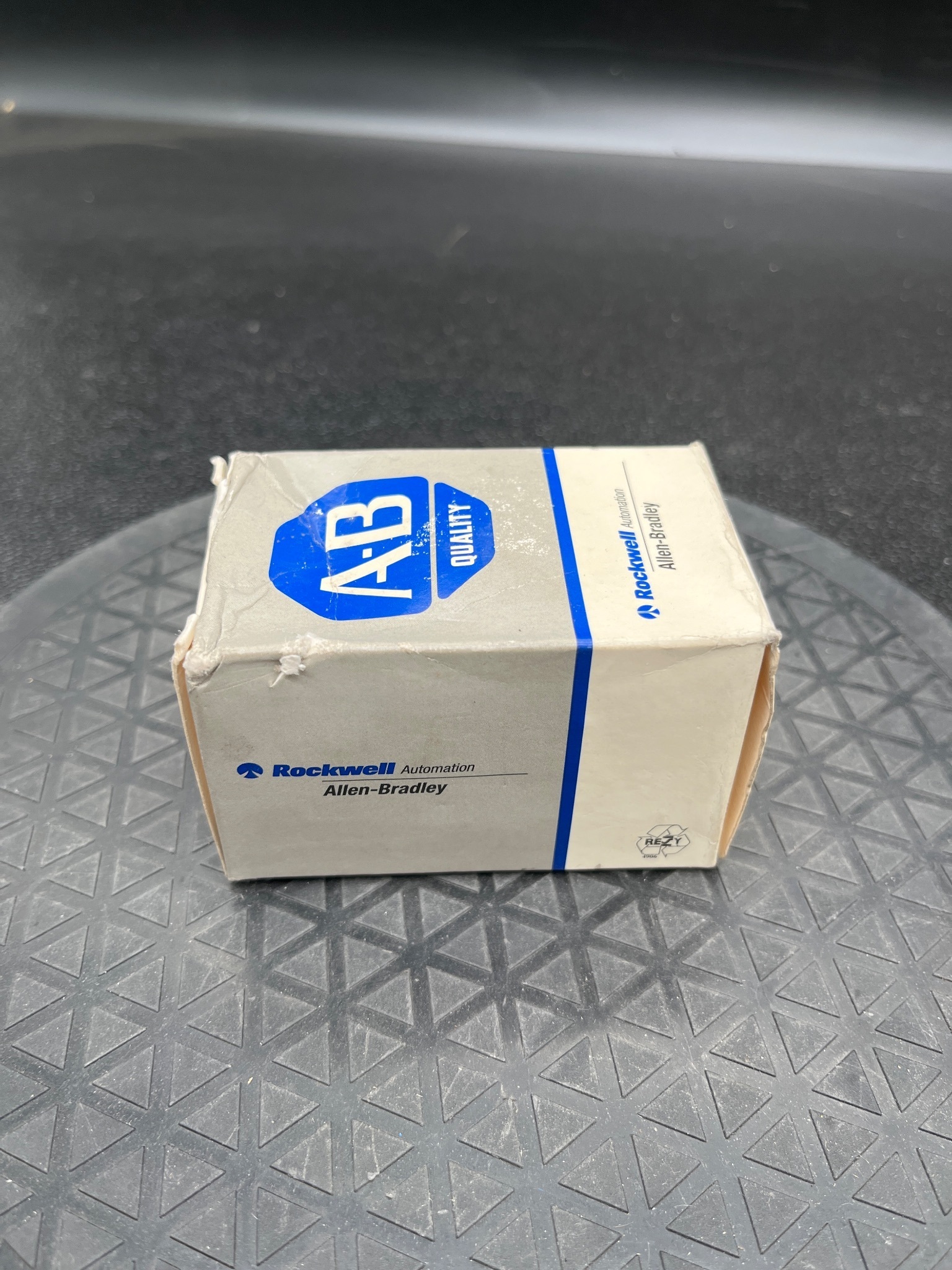 ALLEN BRADLEY 800T-FXP16AA1 Pushbutton 2-Position Push-Pull NEW 3