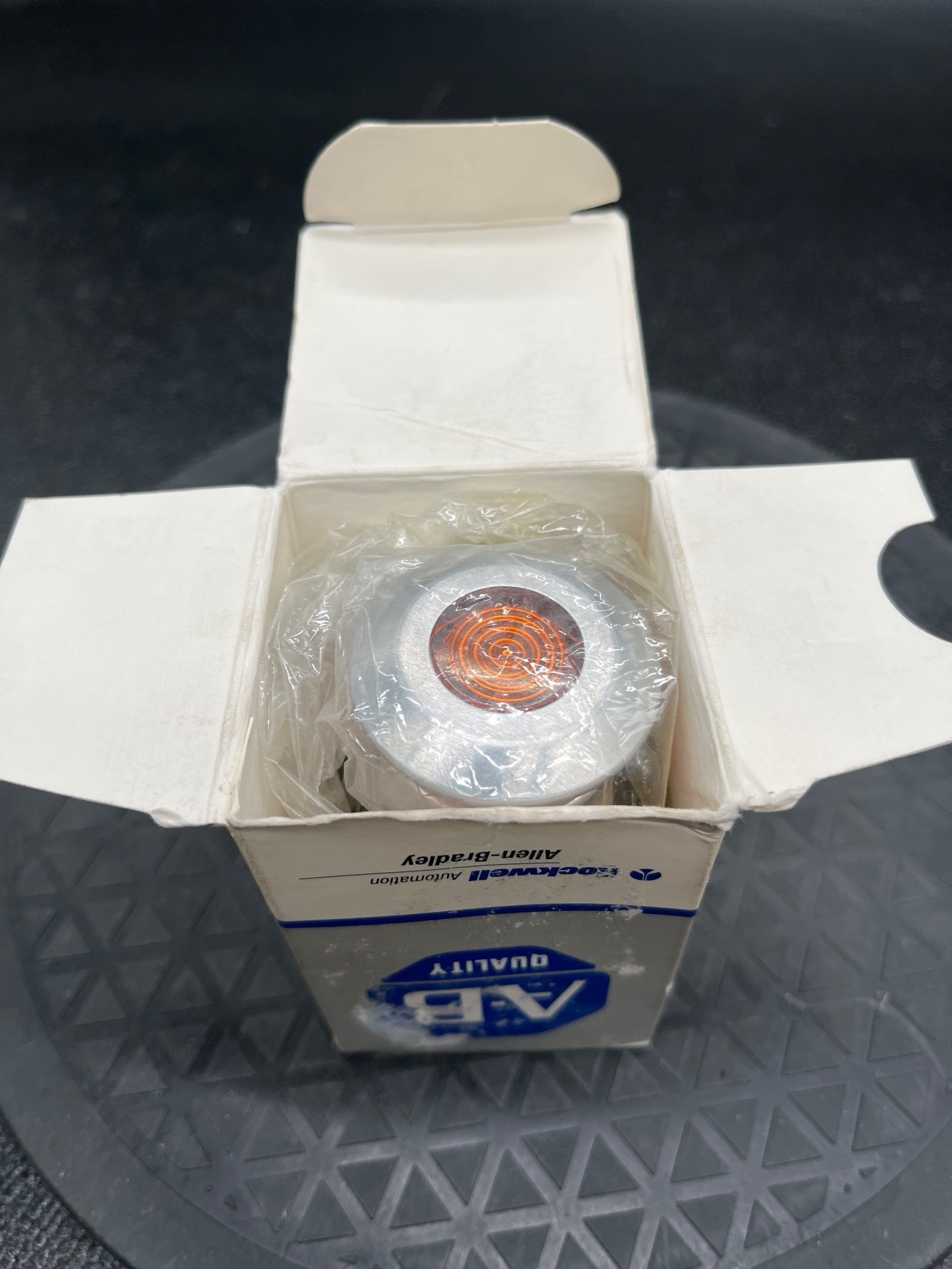 ALLEN BRADLEY 800T-FXP16AA1 Pushbutton 2-Position Push-Pull NEW 5