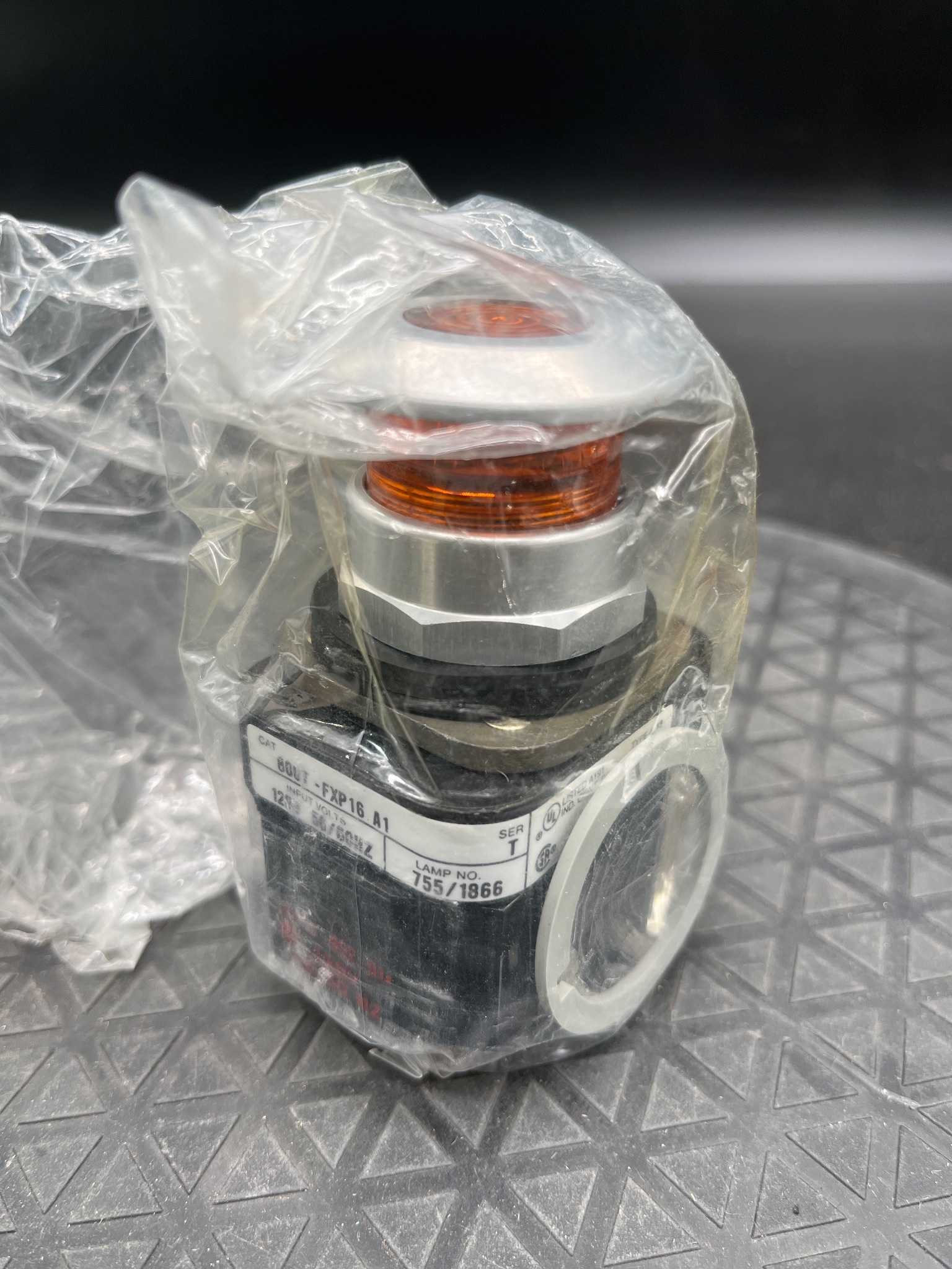 ALLEN BRADLEY 800T-FXP16AA1 Pushbutton 2-Position Push-Pull NEW 6