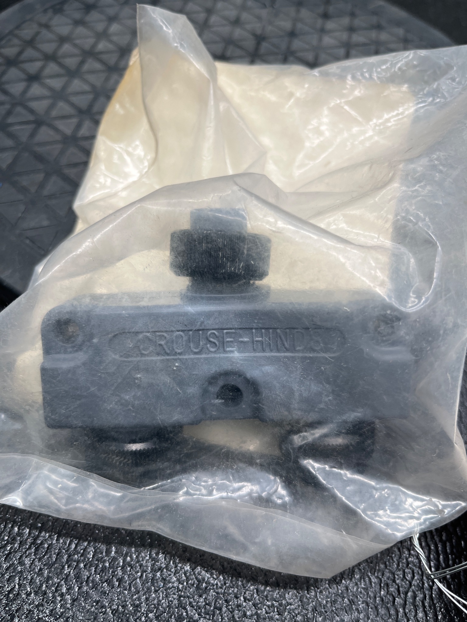 COOPER 5000111-554 D-NET Y Adapter 5-Pole 300V 8A NEW 2