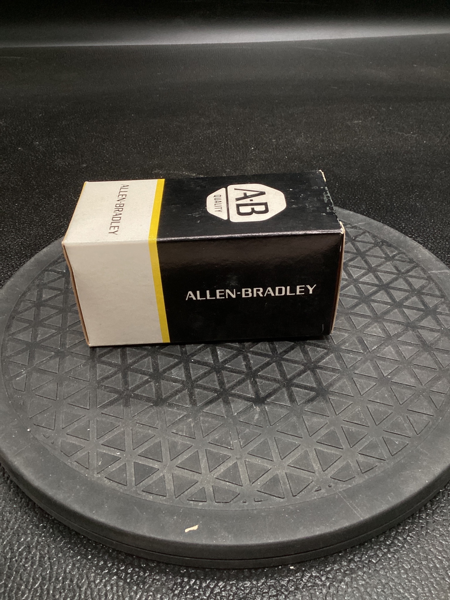 ALLEN BRADLEY 800E-LE7TT5X11 Pushbutton NEW 1