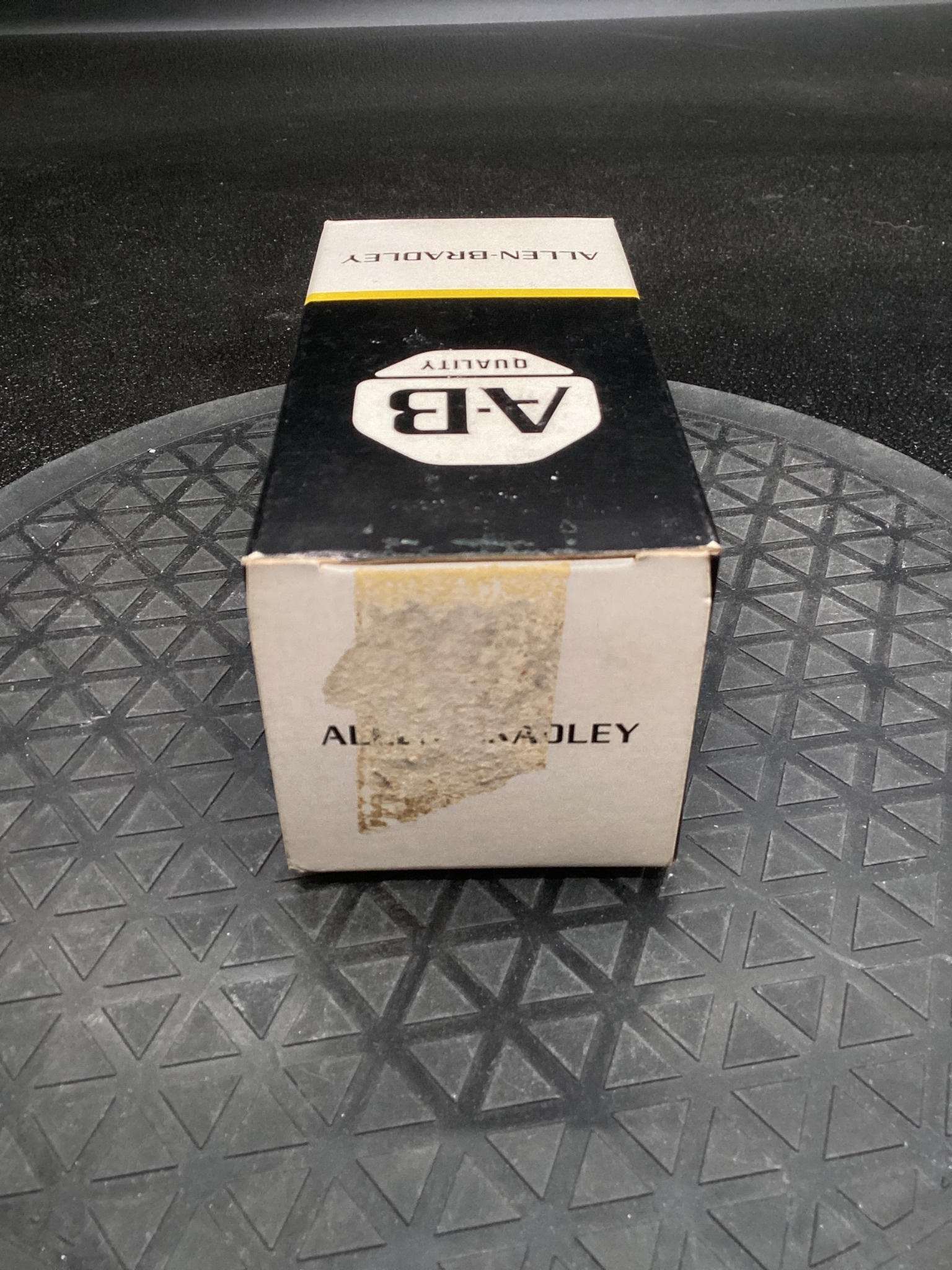 ALLEN BRADLEY 800E-LE7TT5X11 Pushbutton NEW 2