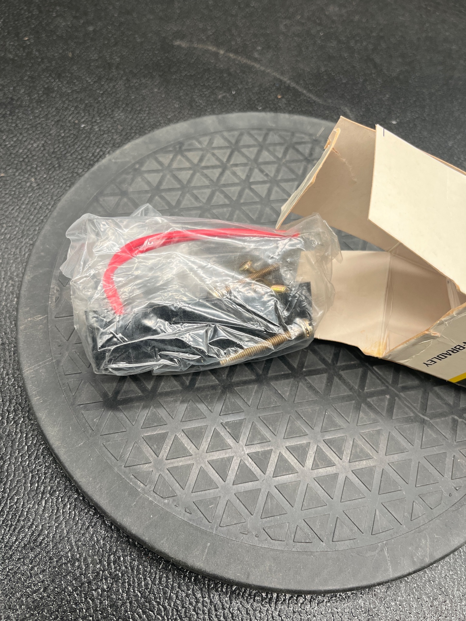 ALLEN BRADLEY 700-N5 Surge Suppressor NEW 4