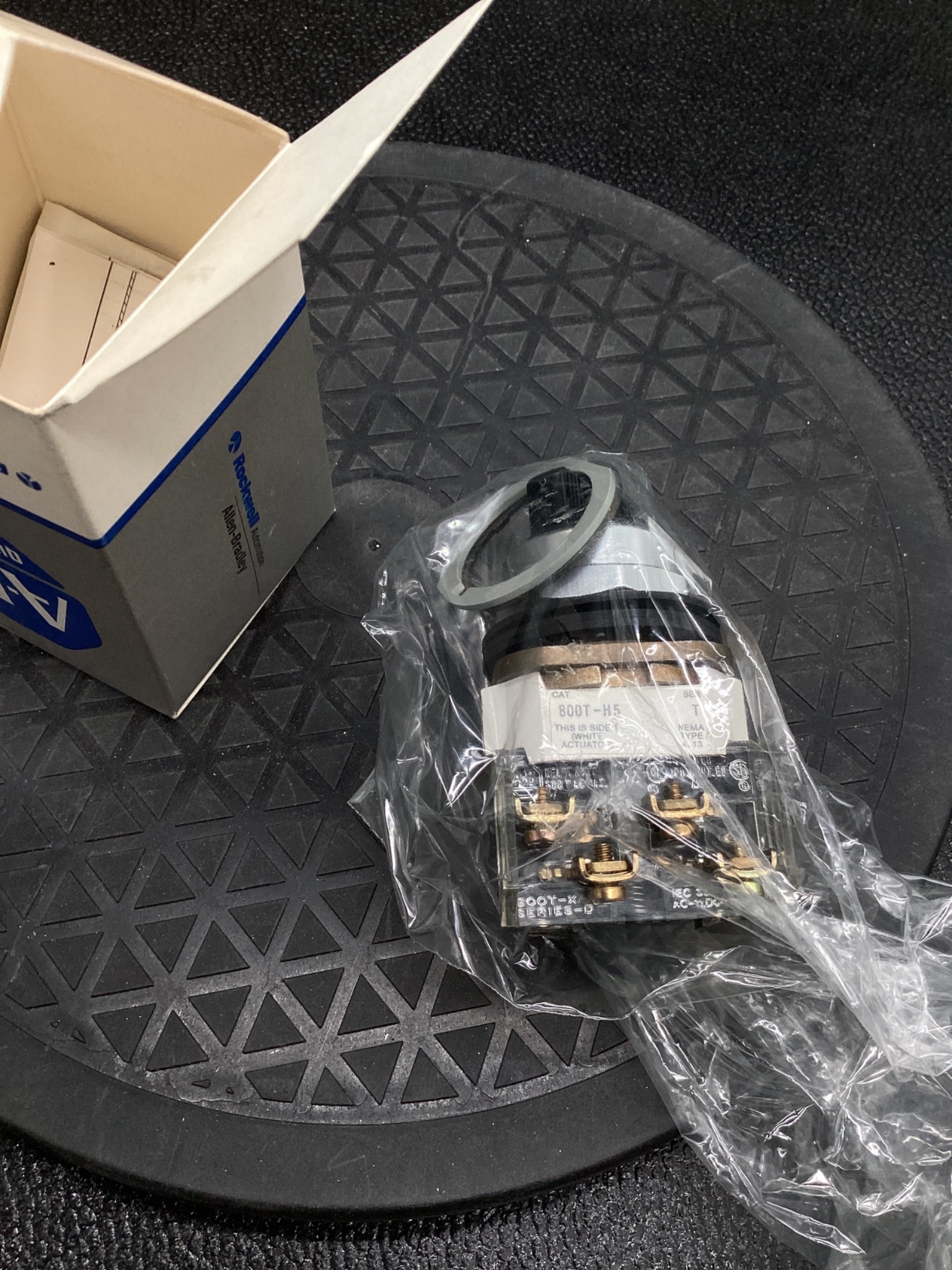ALLEN BRADLEY 800T-H5A Selector Switch NEW 4