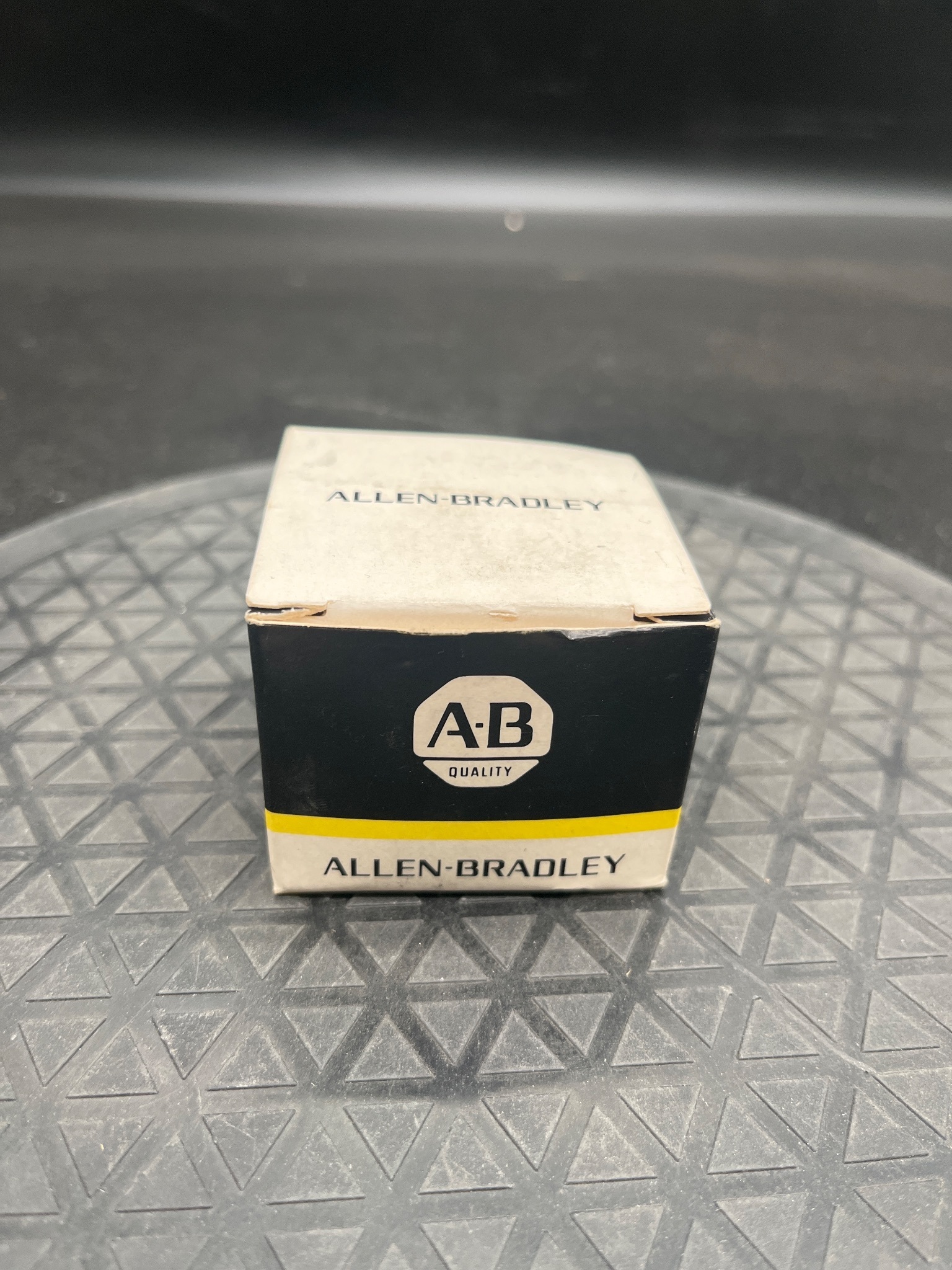 ALLEN BRADLEY 800MR-N6 Padlocking Cover NEW 0