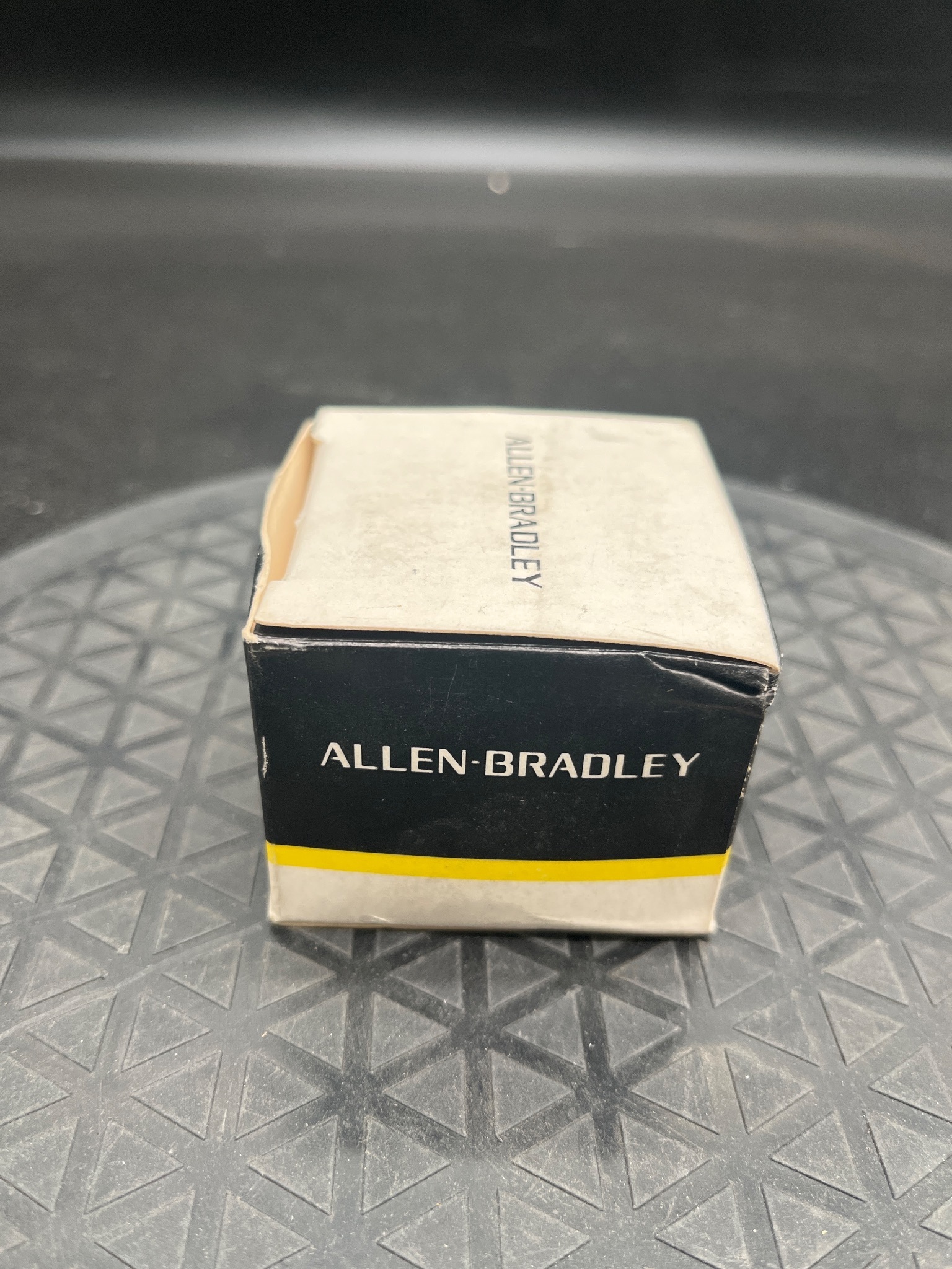 ALLEN BRADLEY 800MR-N6 Padlocking Cover NEW 1