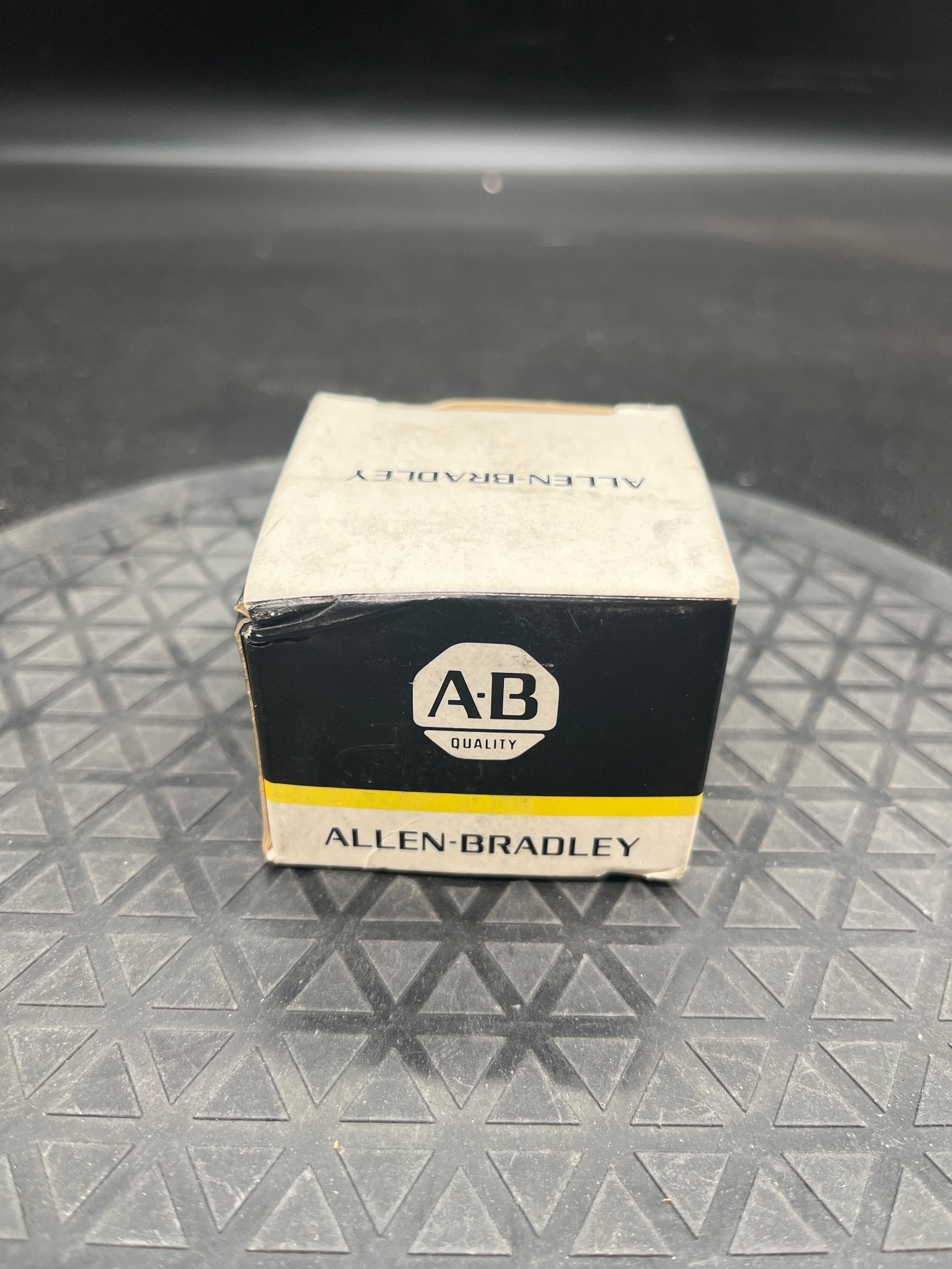 ALLEN BRADLEY 800MR-N6 Padlocking Cover NEW 2