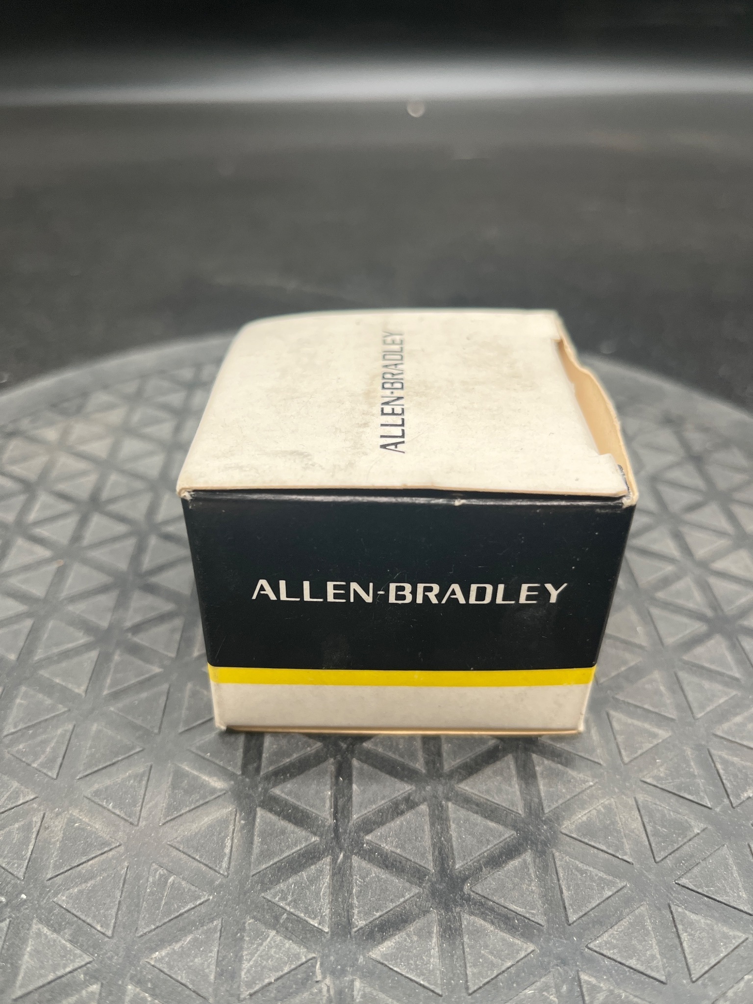 ALLEN BRADLEY 800MR-N6 Padlocking Cover NEW 3