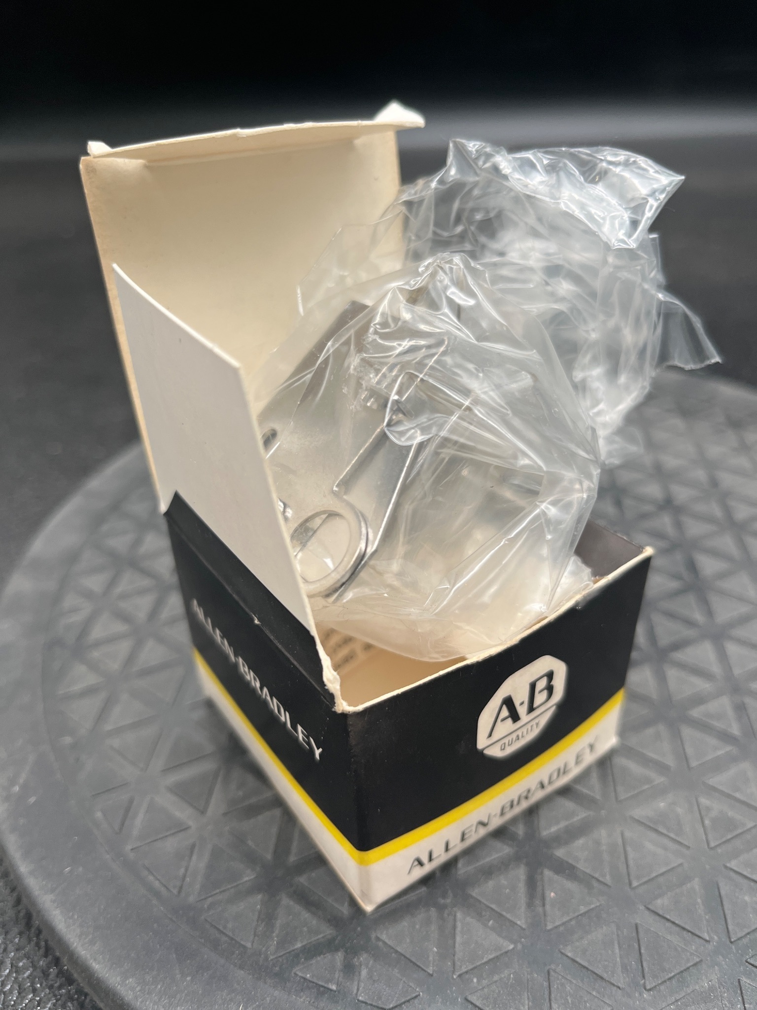 ALLEN BRADLEY 800MR-N6 Padlocking Cover NEW 5