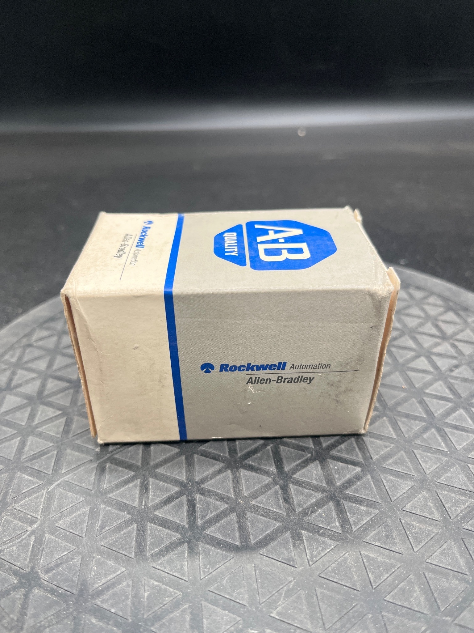 ALLEN BRADLEY 800T-FXP16AA1 Illuminated Push Button NEW 1
