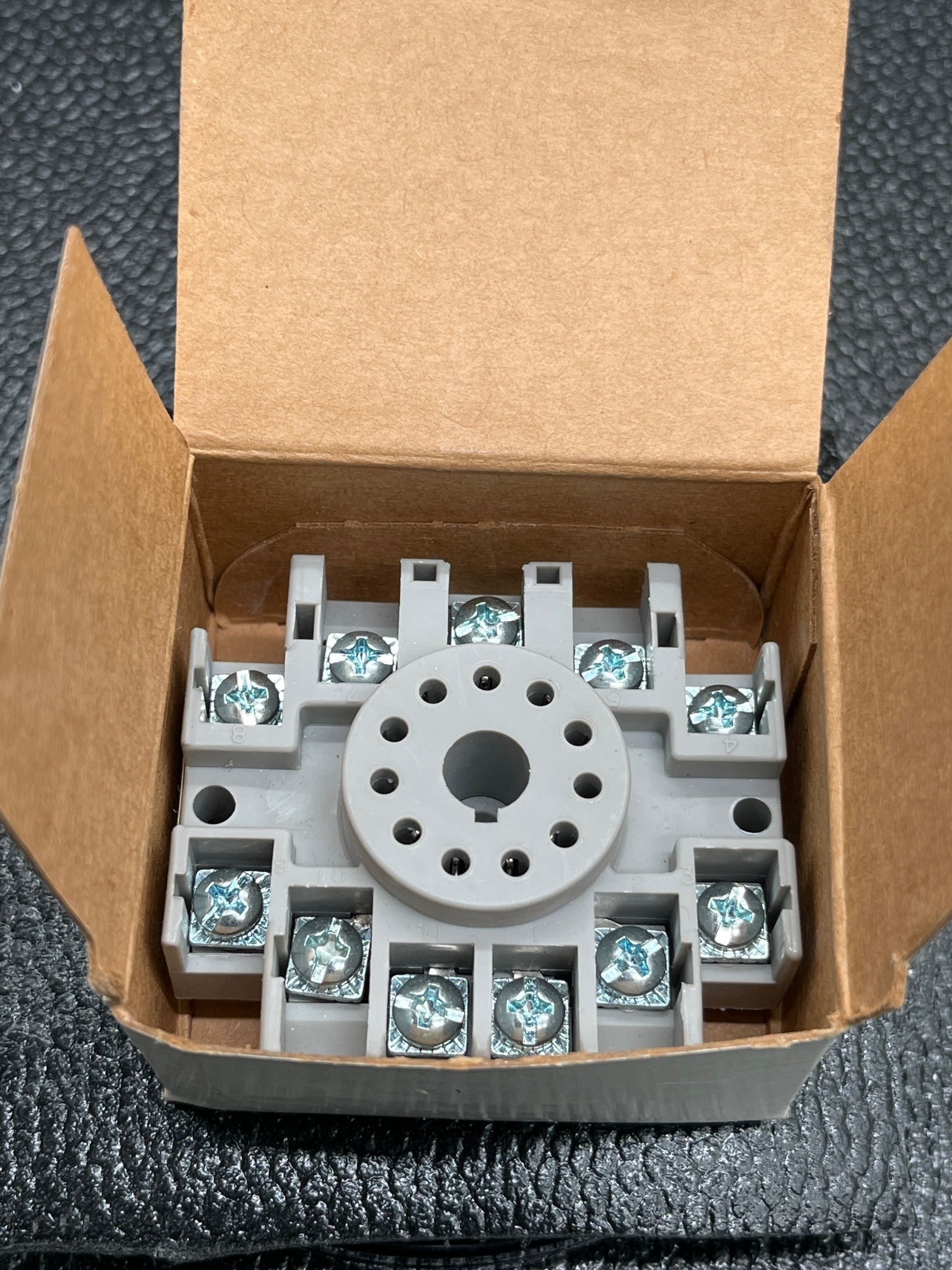 TIME MARK 51X00016-01 11 Pin Socket w/P.C. DIN Rail NEW 5