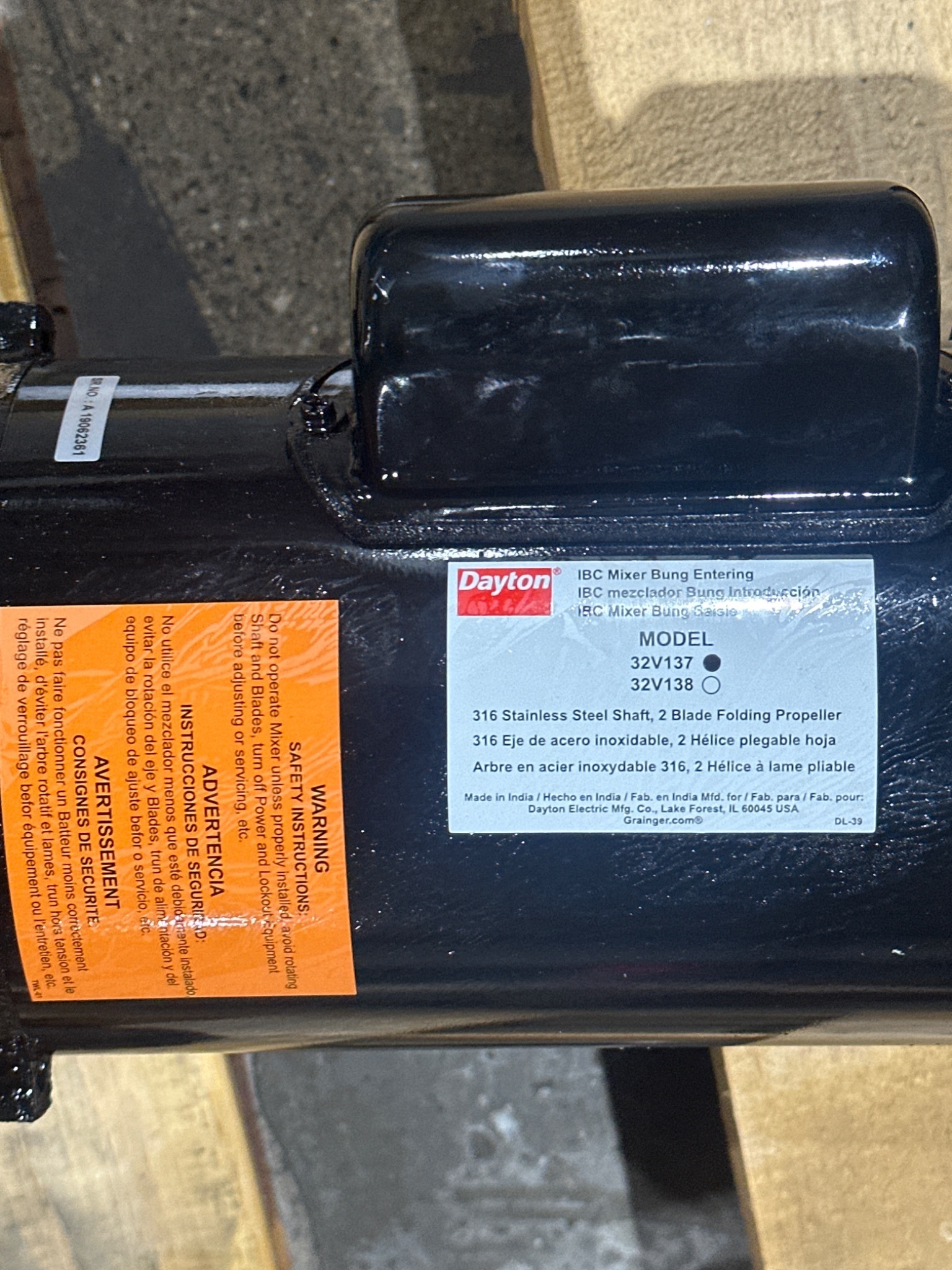 DAYTON PPLTFB41TBG Motor with DAYTON 32V137 IBC Mixer Bung USED 2