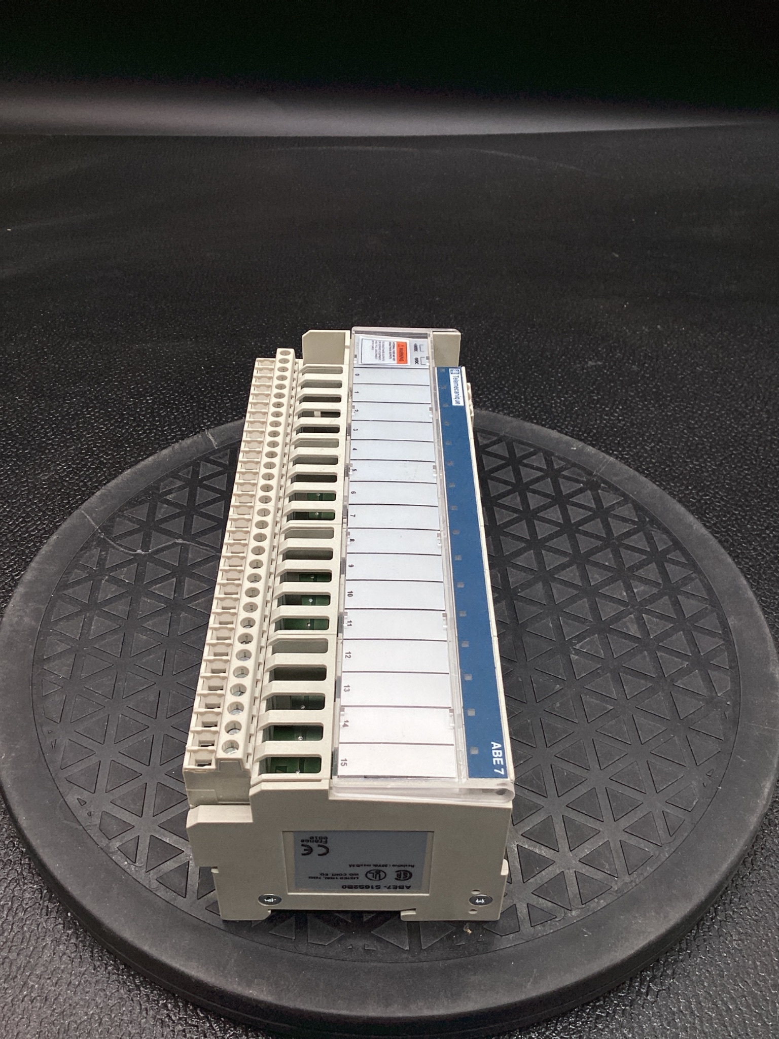 TELEMECANIQUE ABE7-S16S2B0 PLC Interface Sub-Base USED 1