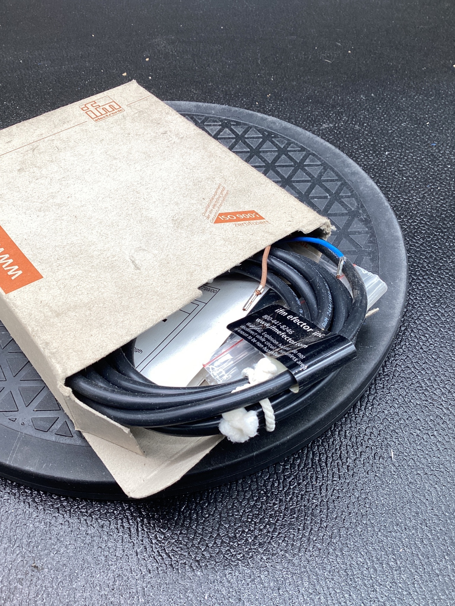 IFM KI0203 Capacitive Proximity Sensor 20–250V NEW 1