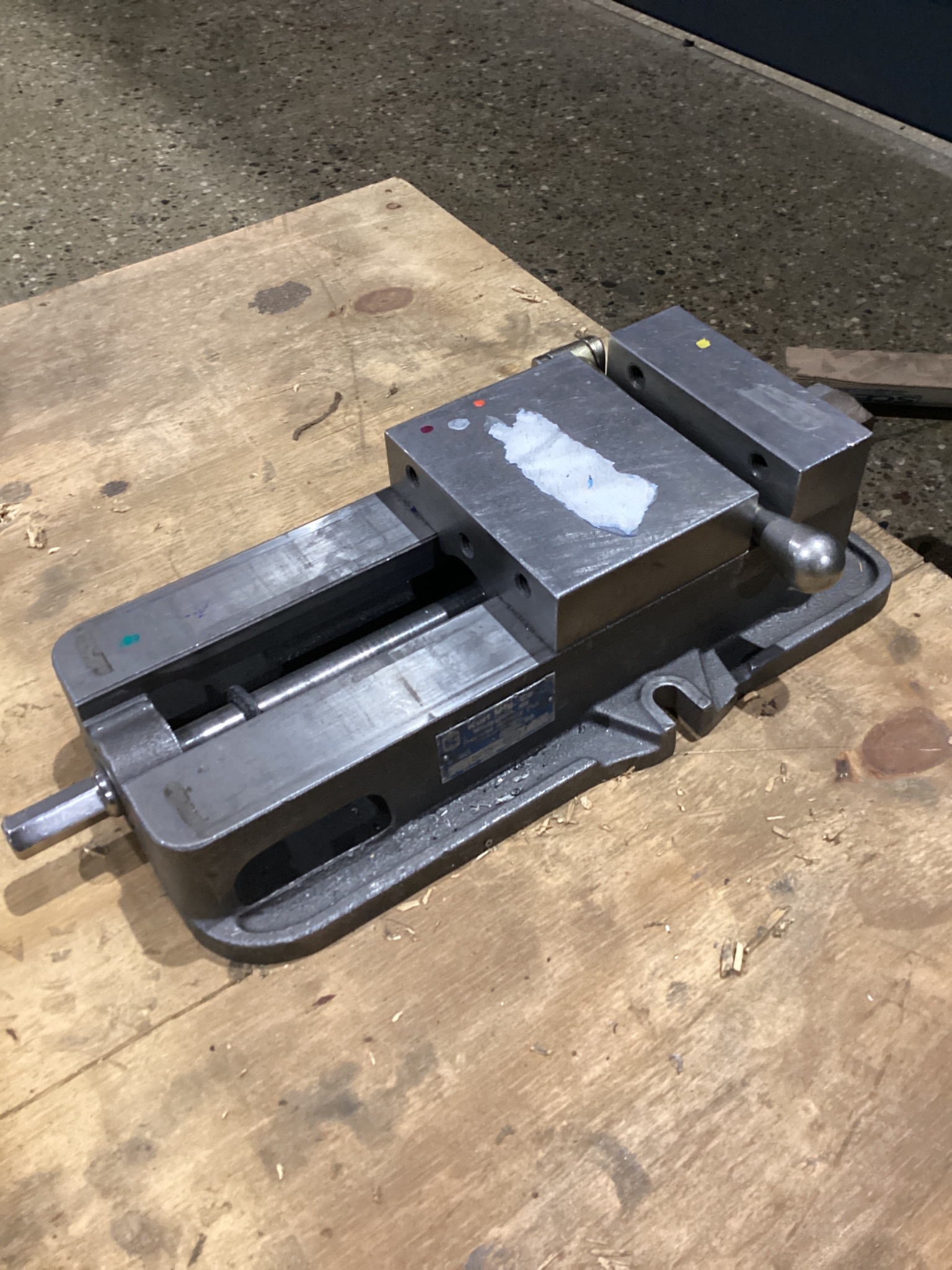 KURT D675 6" MACHINE VISE WITH HANDLE USED 2