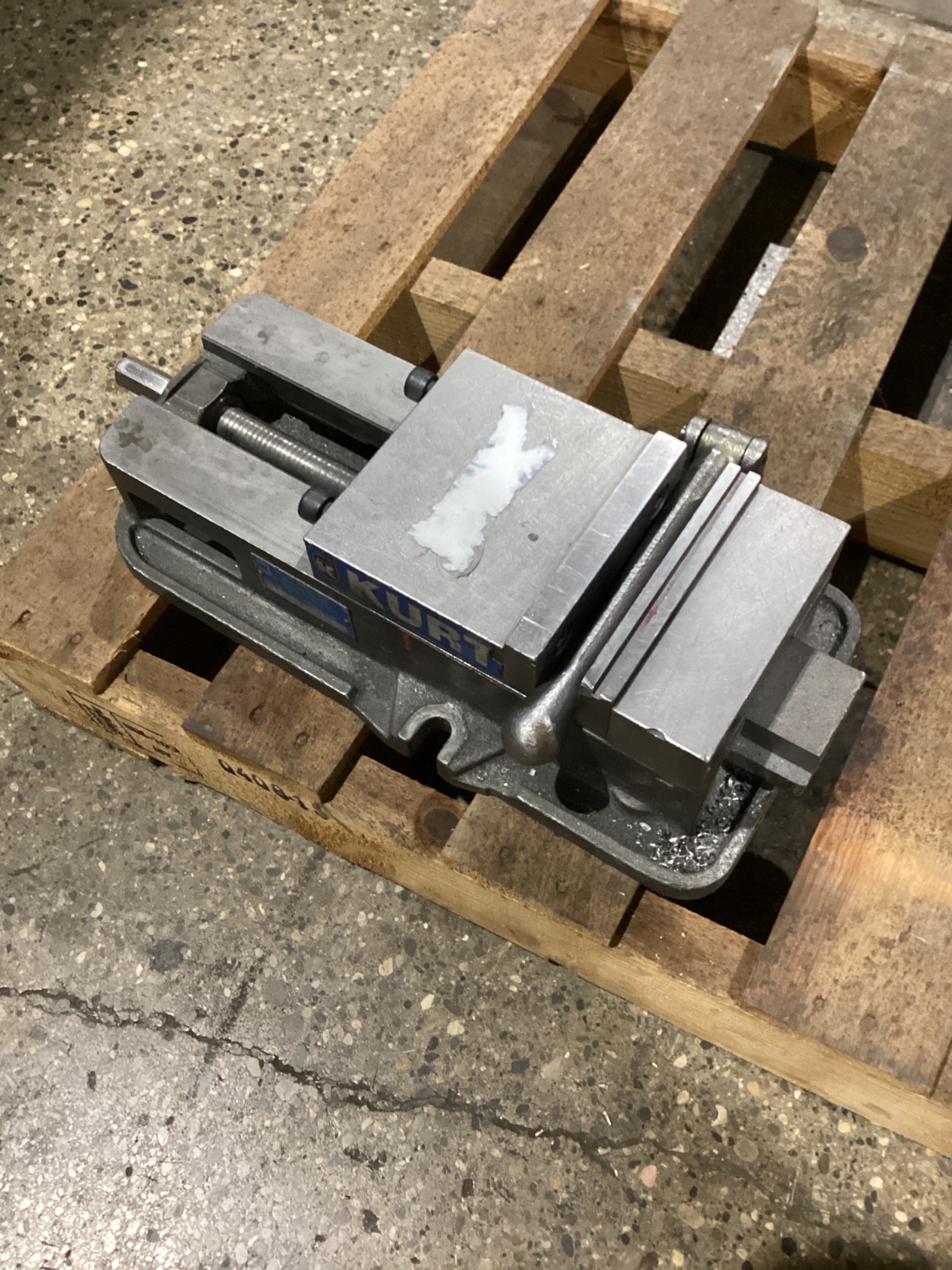 KURT D675 6" MACHINE VISE WITH HANDLE USED 1