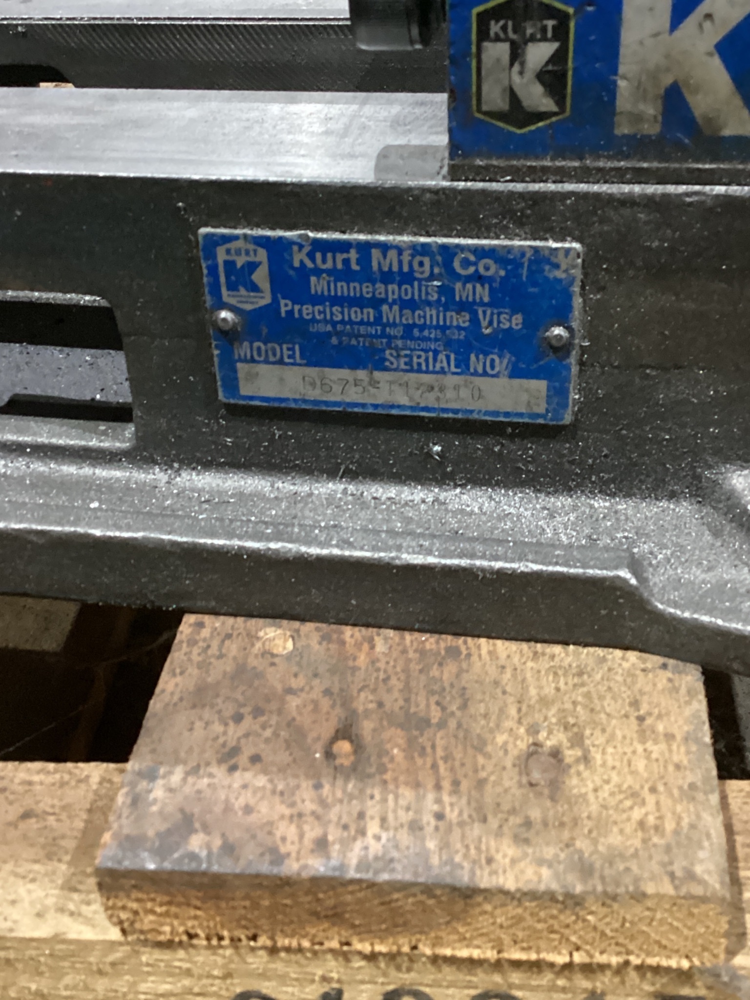 KURT D675 6" MACHINE VISE WITH HANDLE USED 2