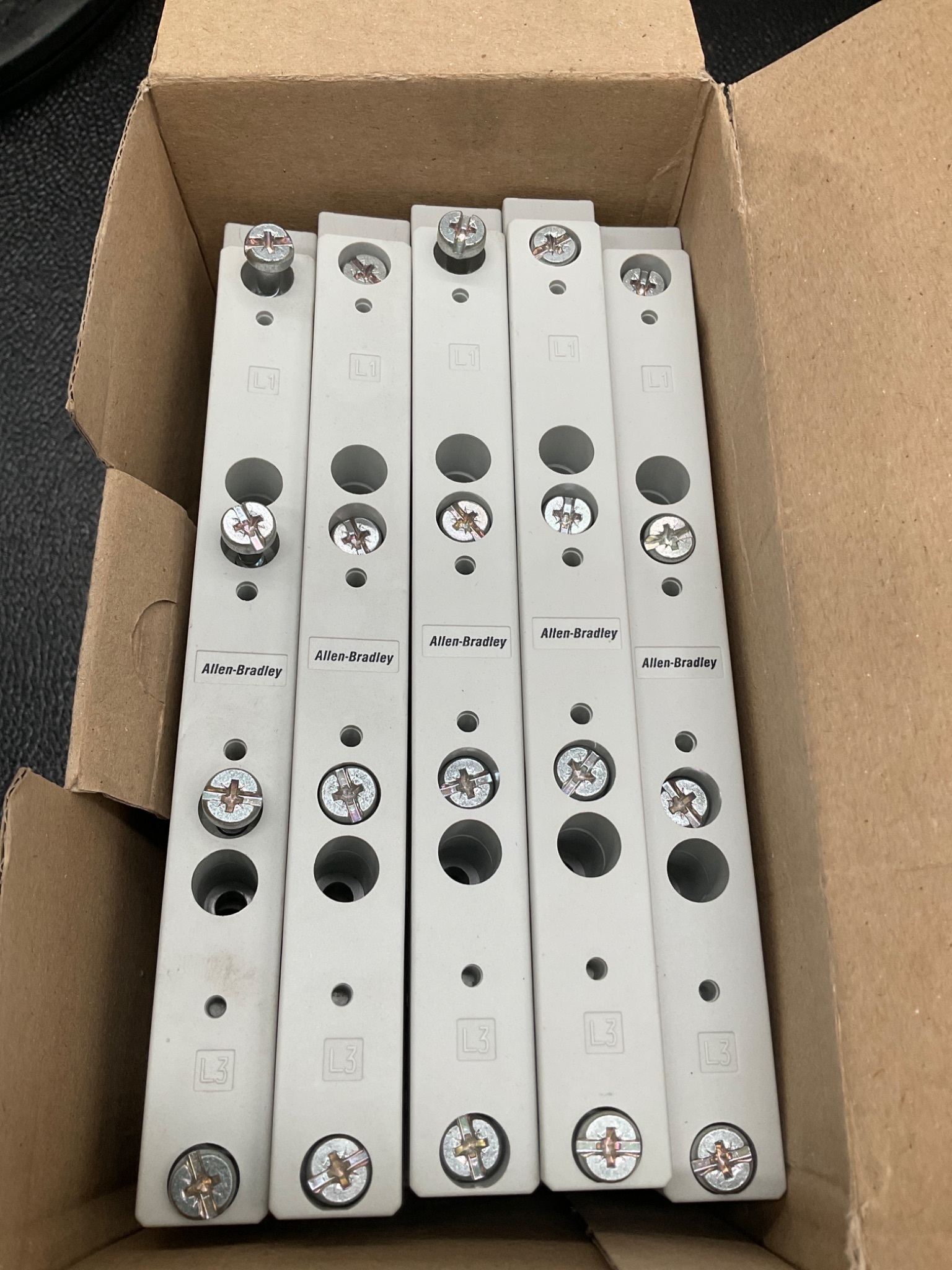 ALLEN BRADLEY 141A-TR3 3-POLE BUSBAR SUPPORT MCS SYSTEM NEW 2