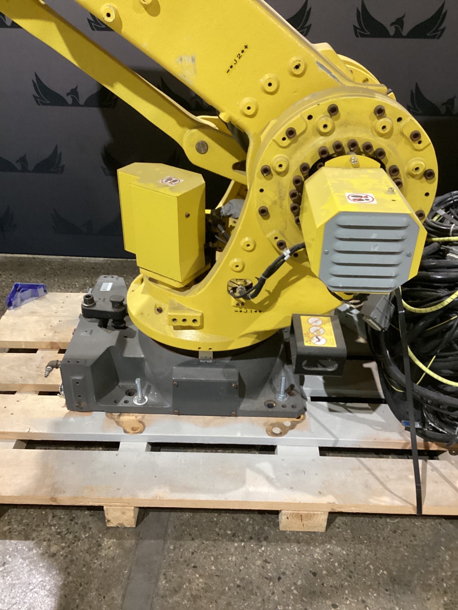 FANUC M-900iB/360 6-AXIS HEAVY PAYLOAD ROBOT W/ R-30iB CONTROLLER USED 2