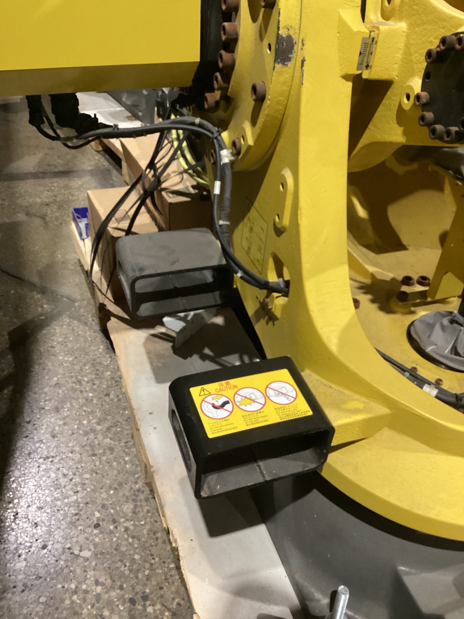 FANUC M-900iB/360 6-AXIS HEAVY PAYLOAD ROBOT W/ R-30iB CONTROLLER USED 4