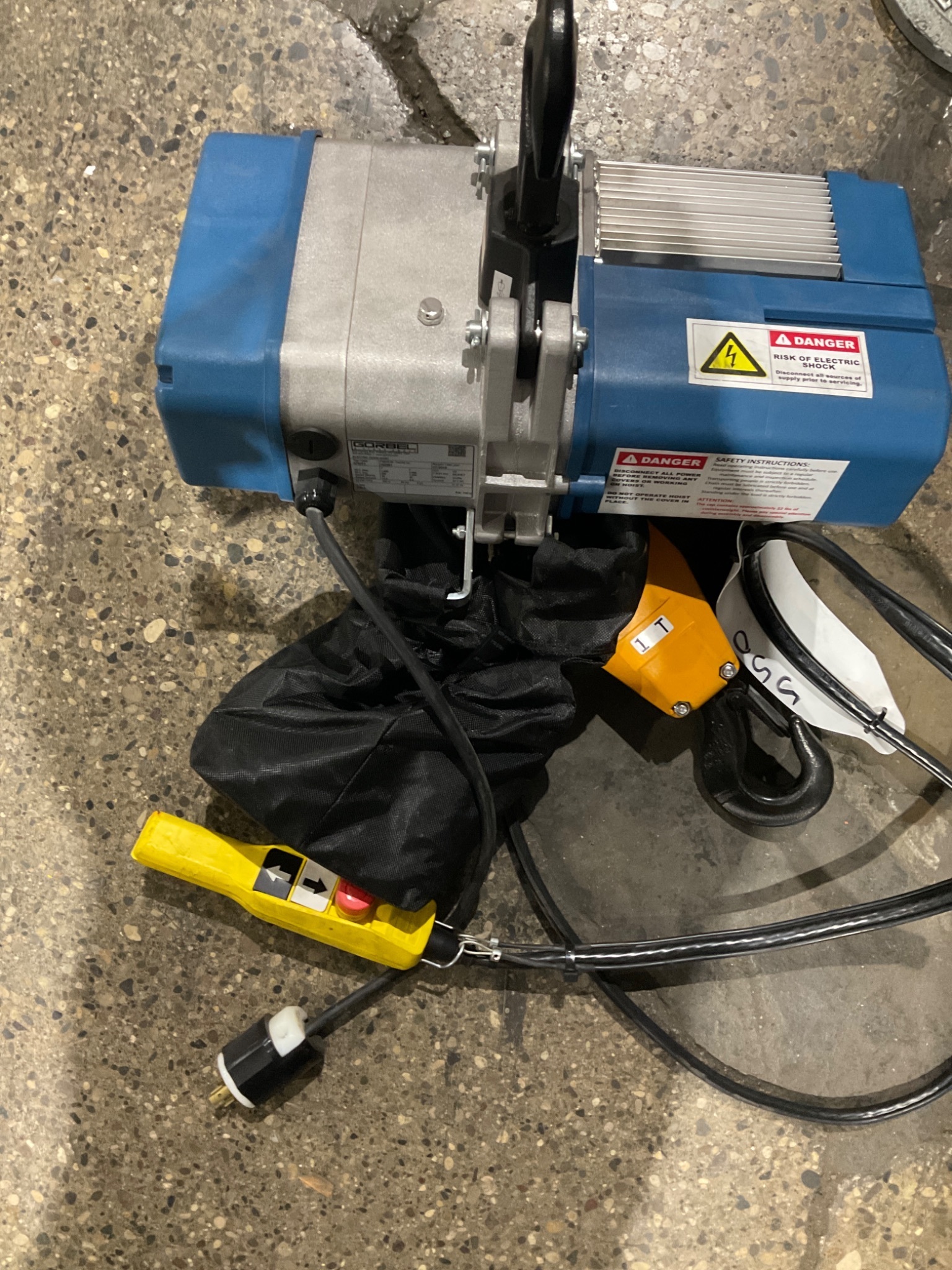 GORBEL 070/51 1-TON CAPACITY ENCLOSED TRACK HOIST TROLLEY USED 7