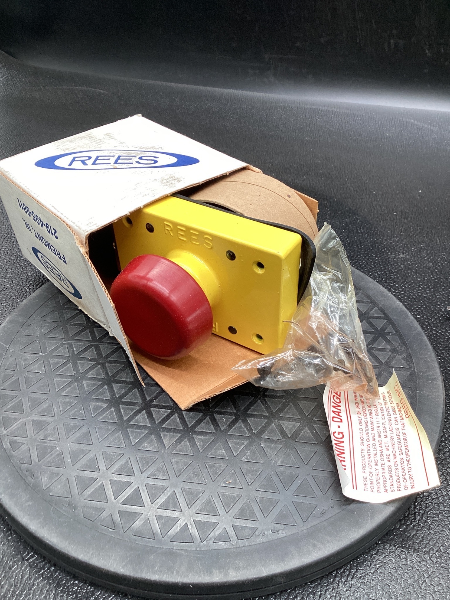 REES 01981-002 Red Mushroom Pushbutton Switch NEW 3