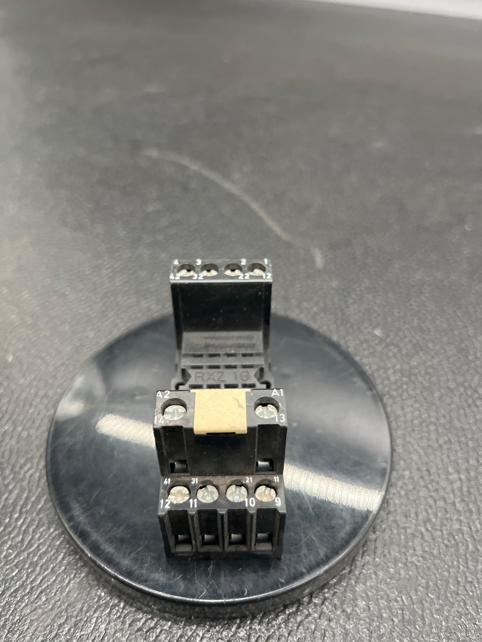 TELEMECANIQUE RXZ 1G Relay Socket USED 0